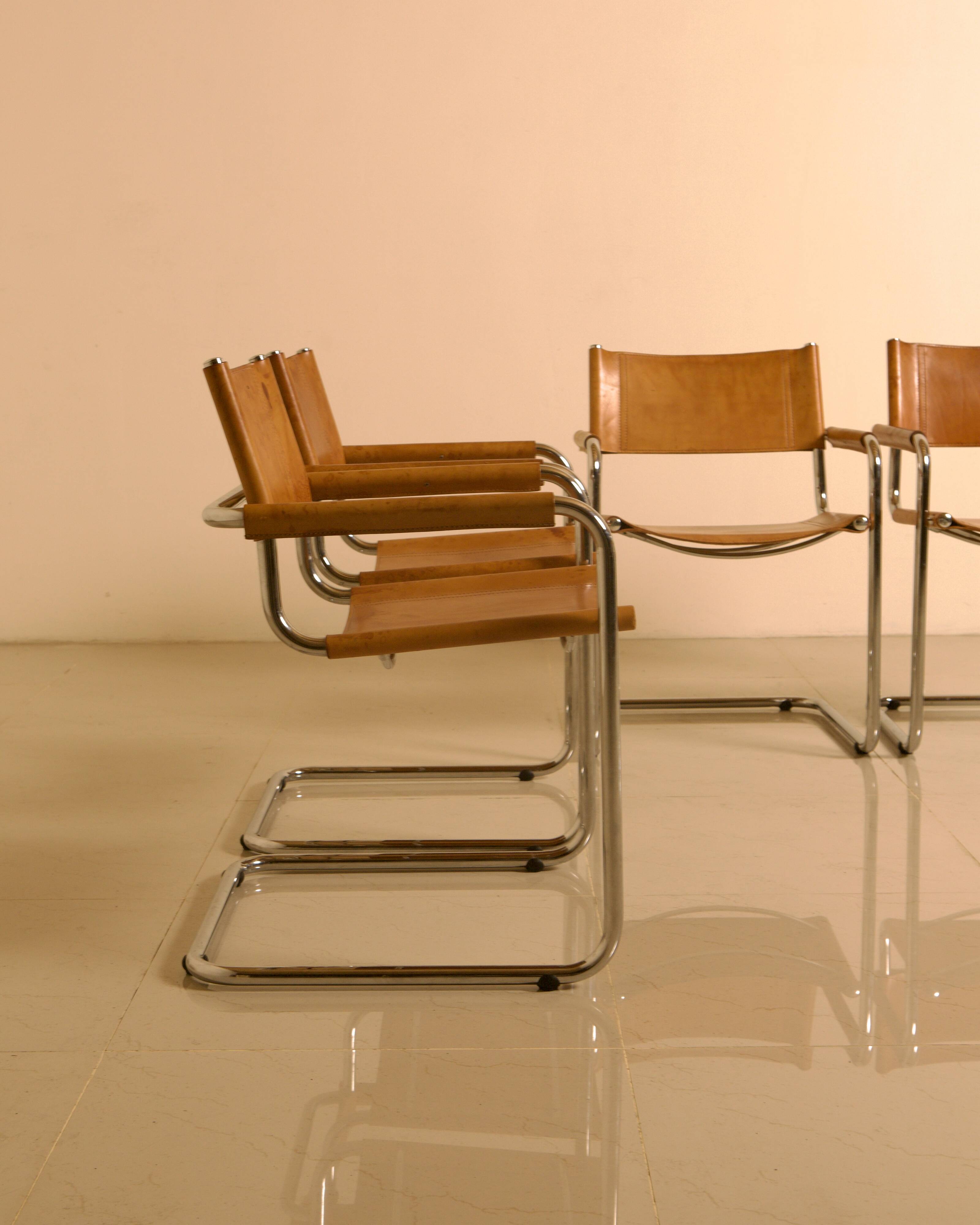 Ensemble de 4 chaises italienne en cuir cognac "Cantilever" par Marcel Breu