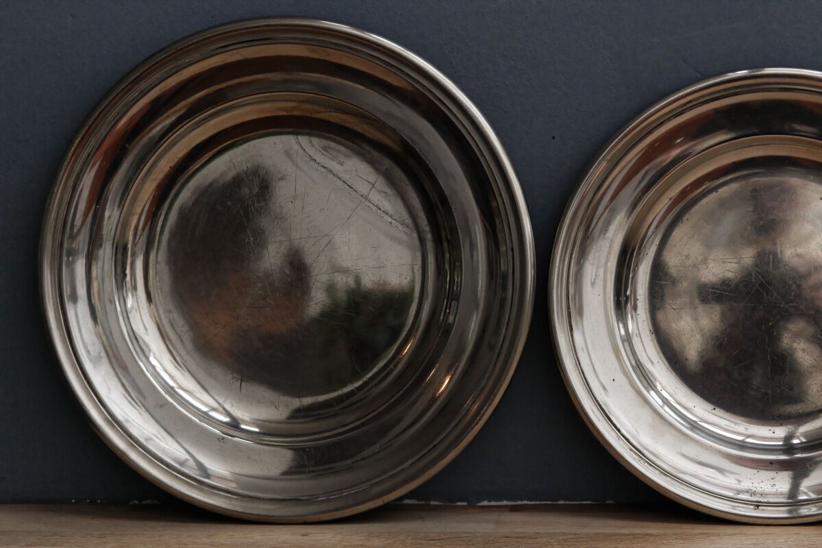 Series of 3 plates in silver metal, Ravinet punch