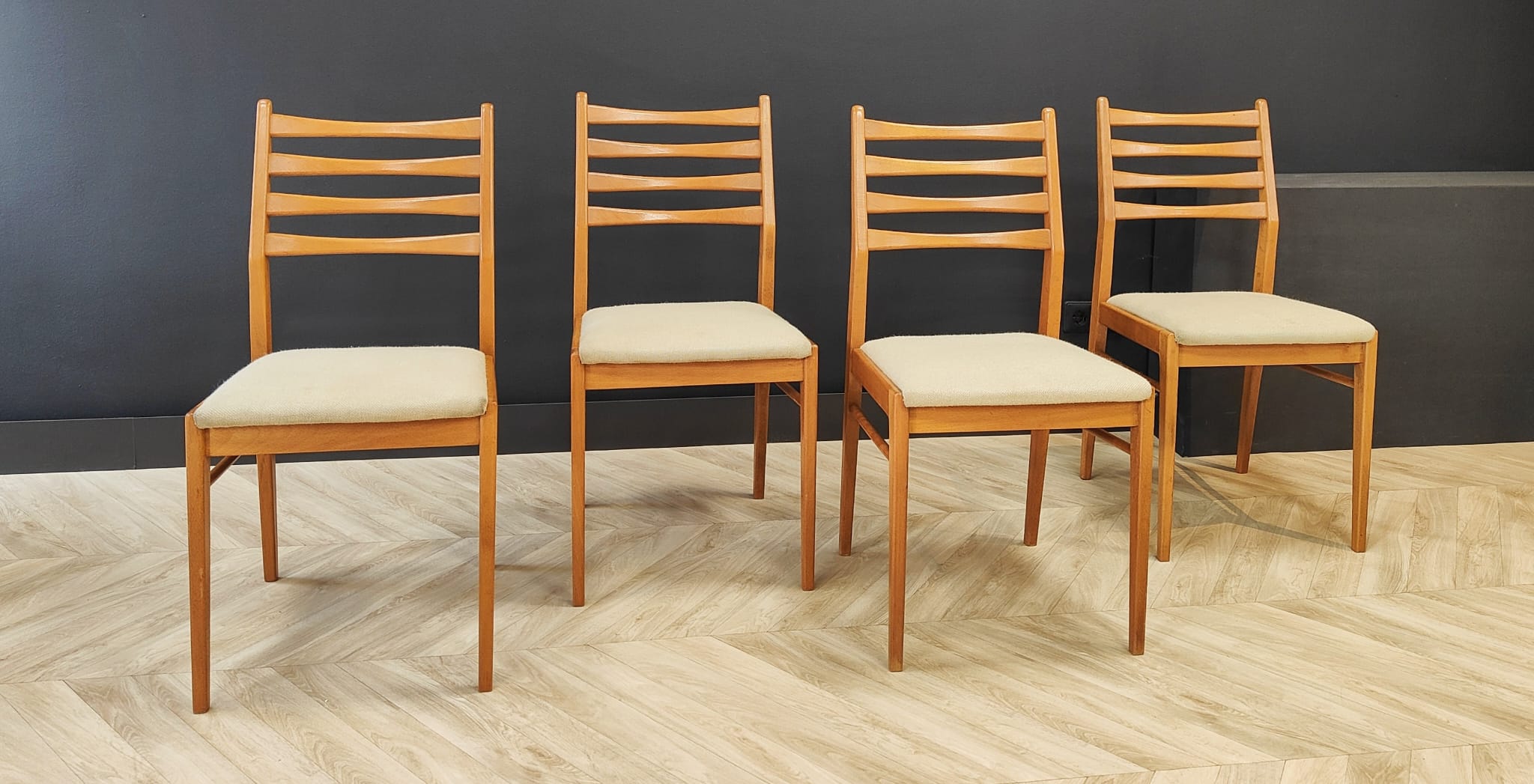 Set 4 dining table chairs