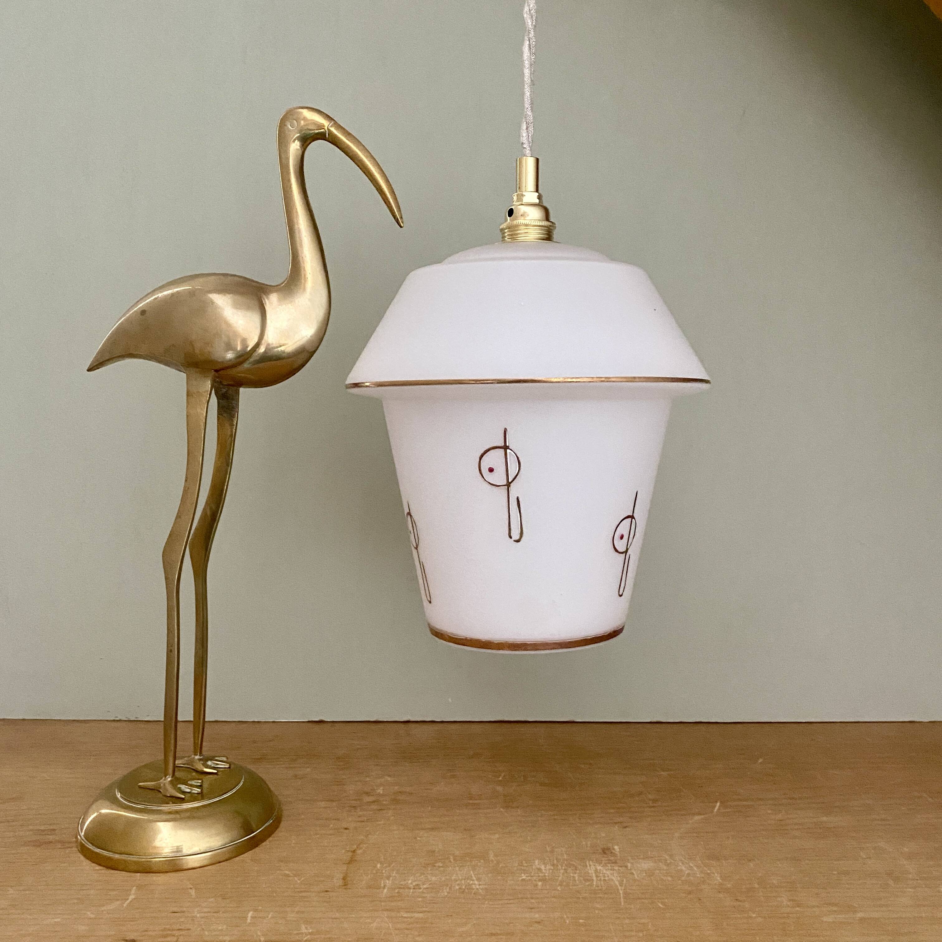 Suspension globe vintage en opaline blanche à décor doré