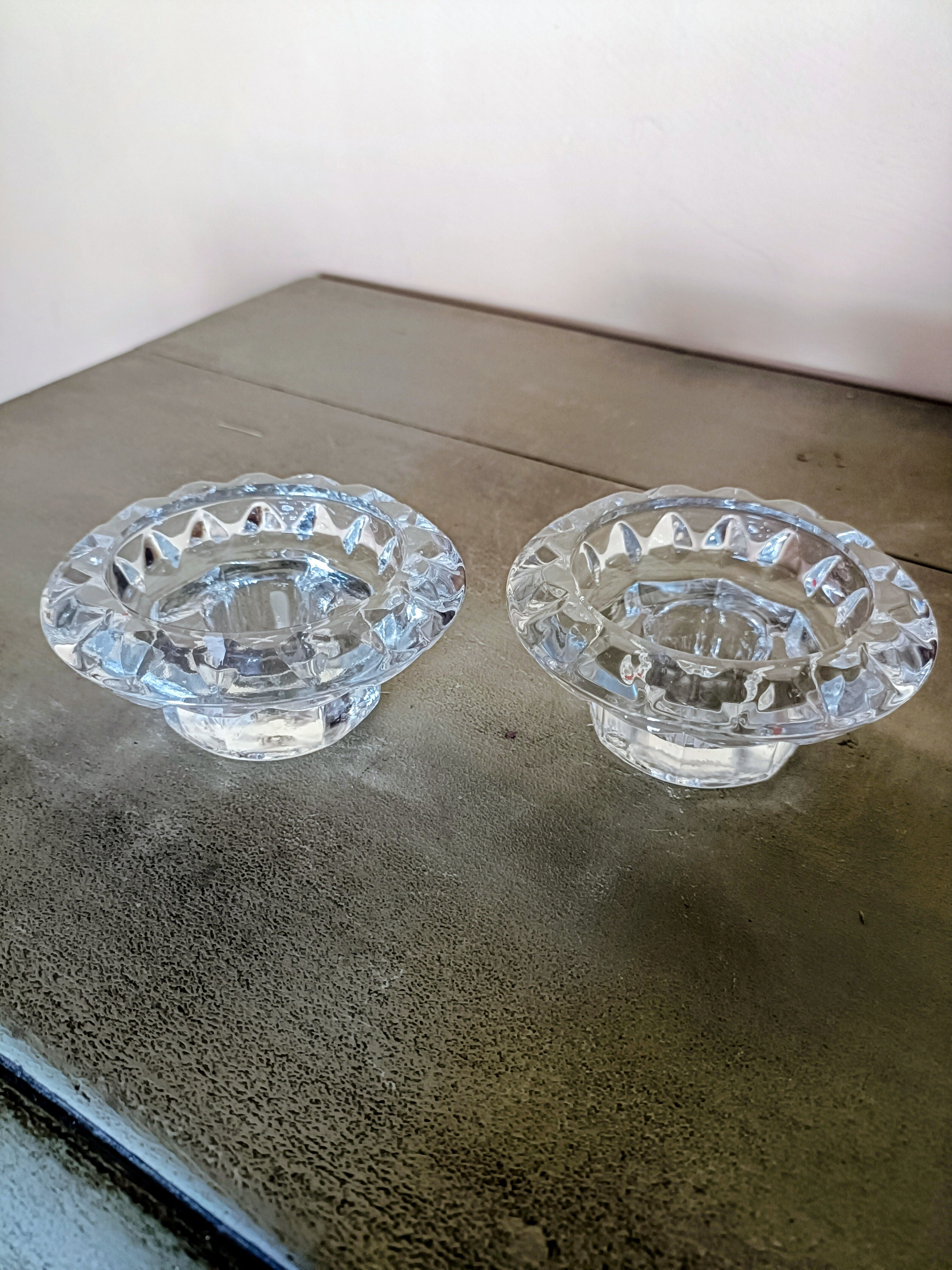 Lot de 2 bougeoirs en verre moulé