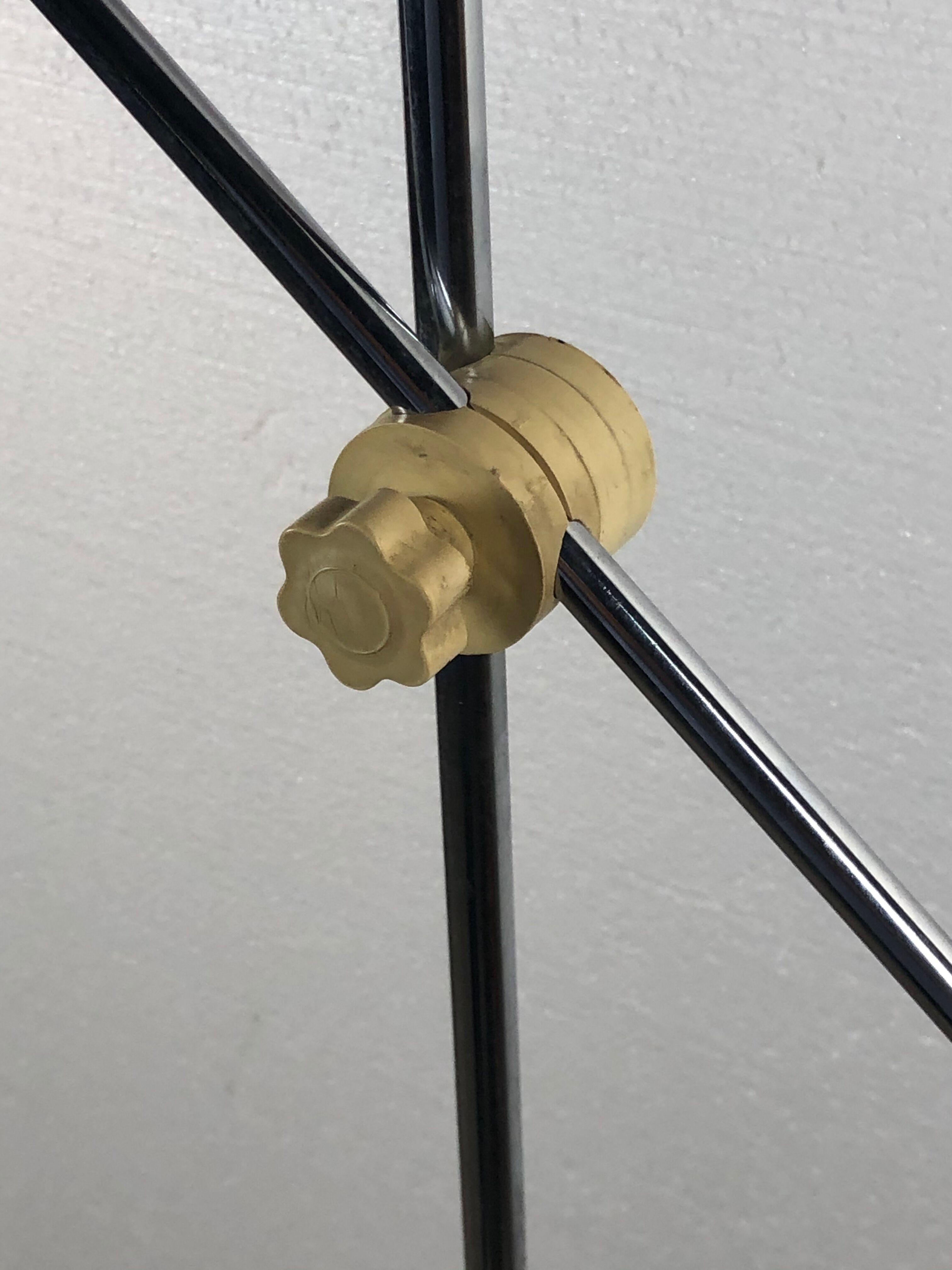 Lampe sur pied articulée italie en métal laqué orange et chromé