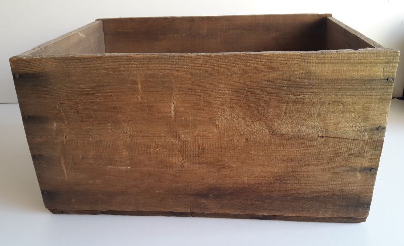 Case wood transport old wine Henri Maire