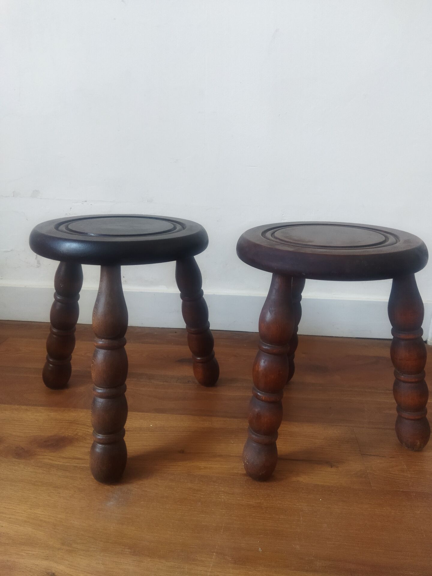 2 round tripod stools