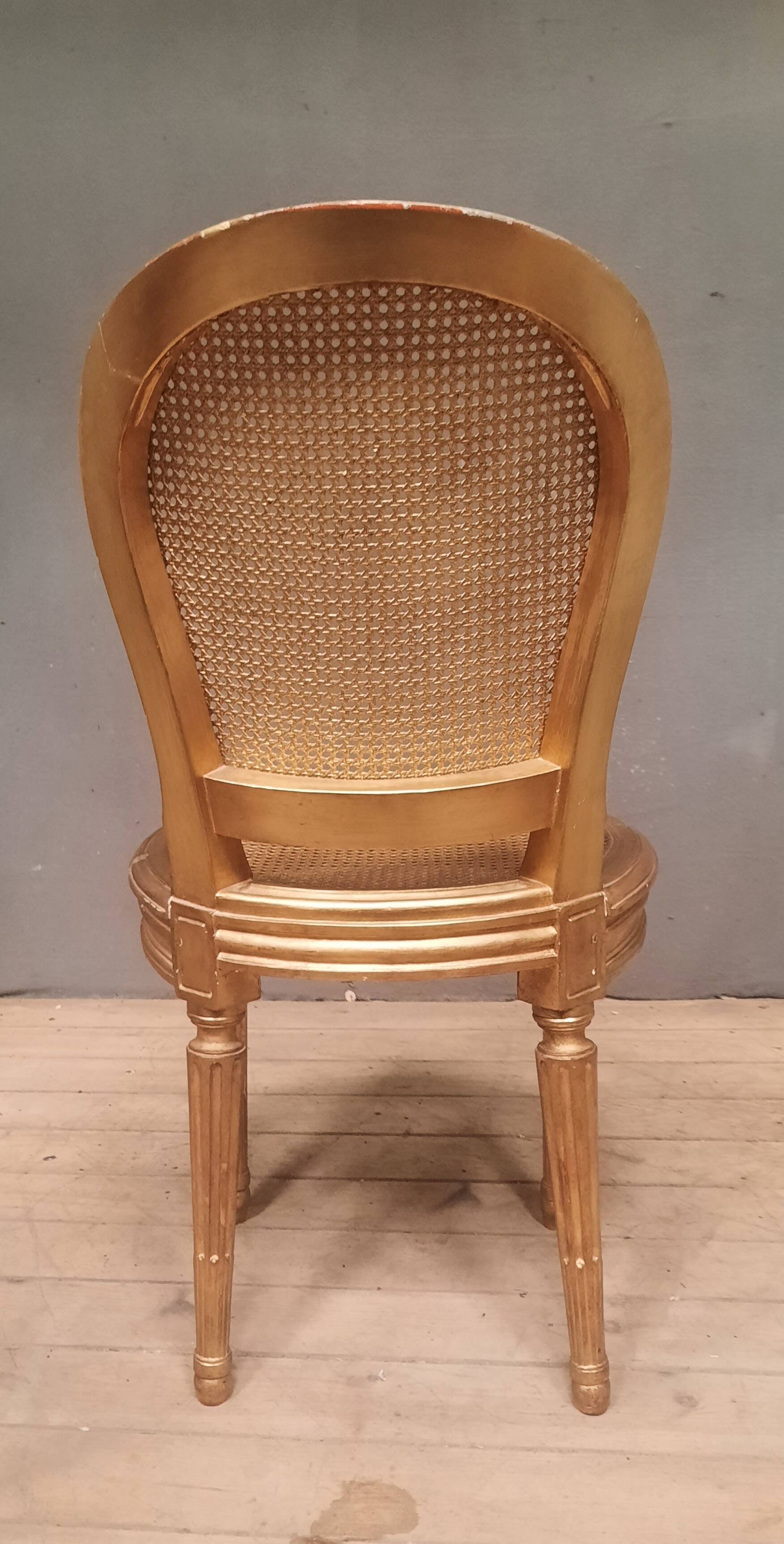 Chaise style Louis XVI en bois doré