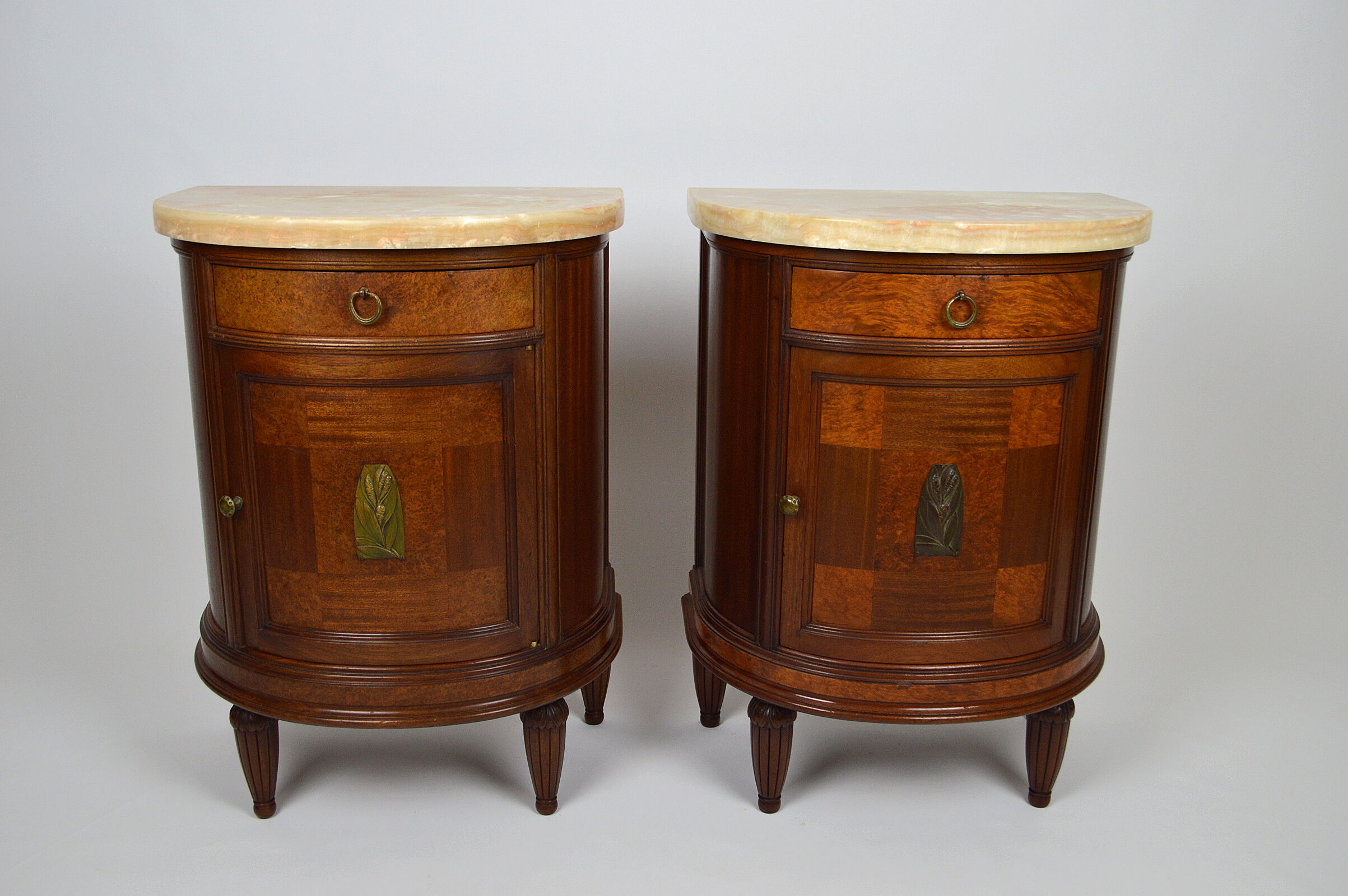 Paire de chevets Art Déco demi-lune en acajou vers 1925