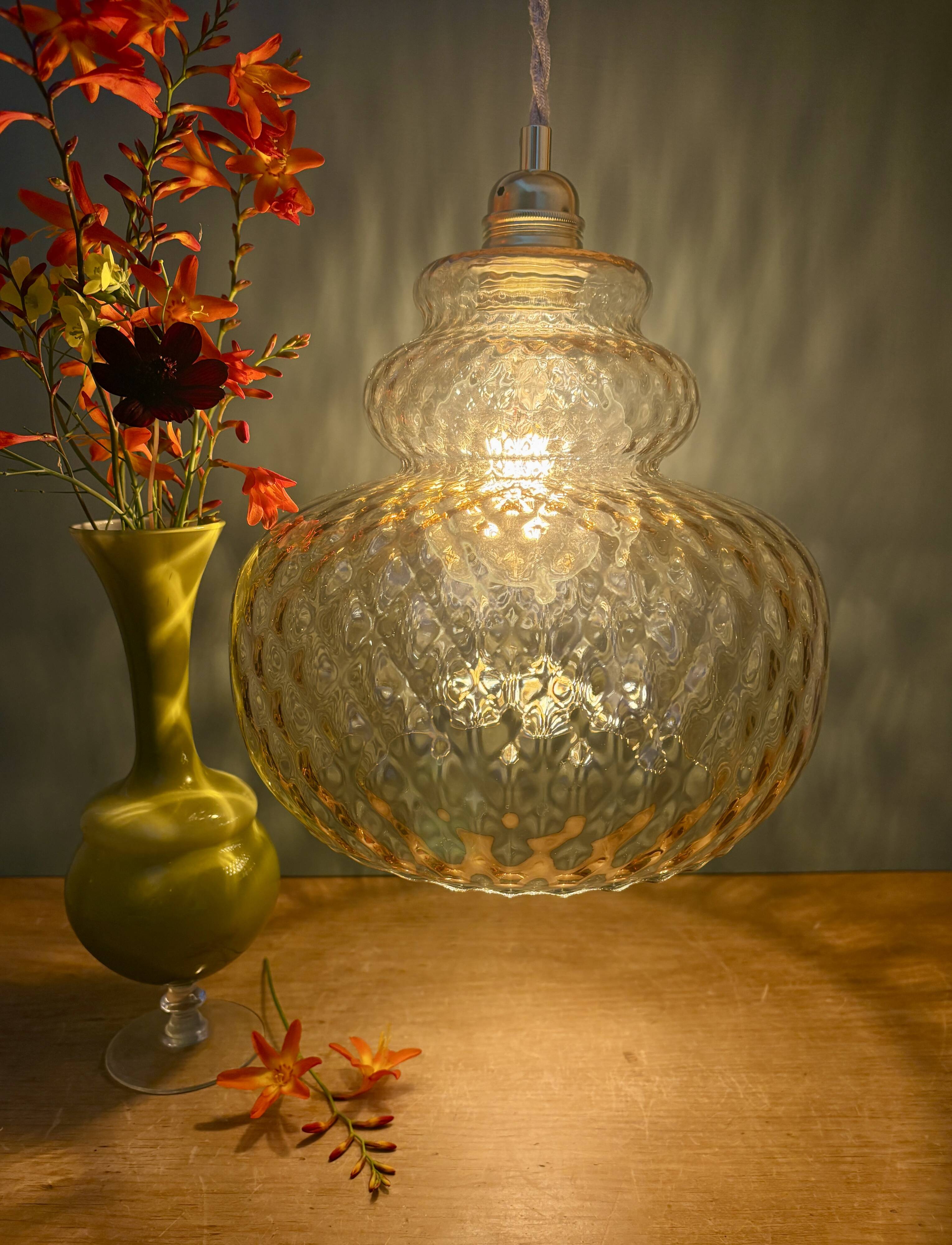 Suspension globe vintage en verre ambré