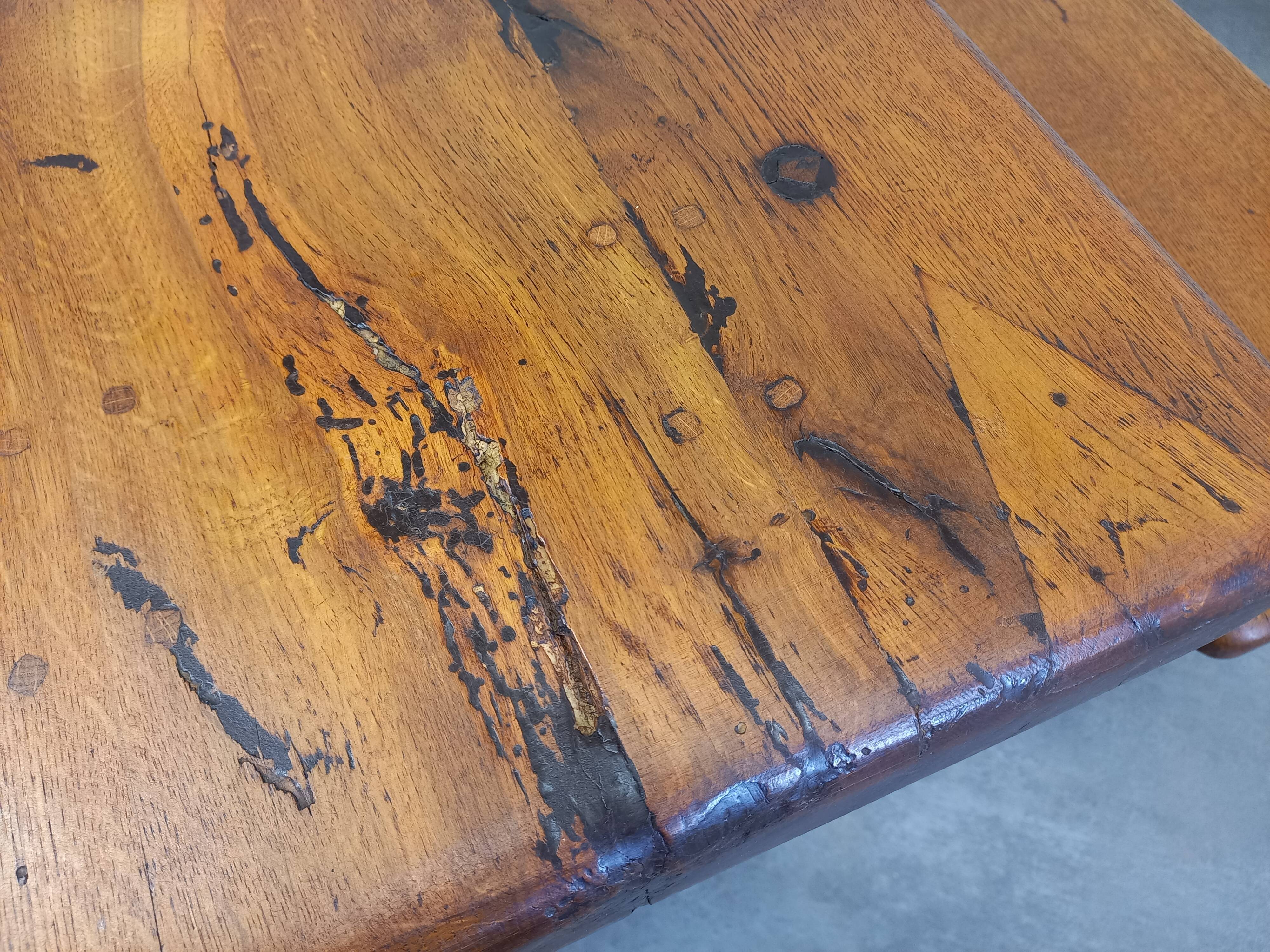 Farmhouse table and its 2 benches