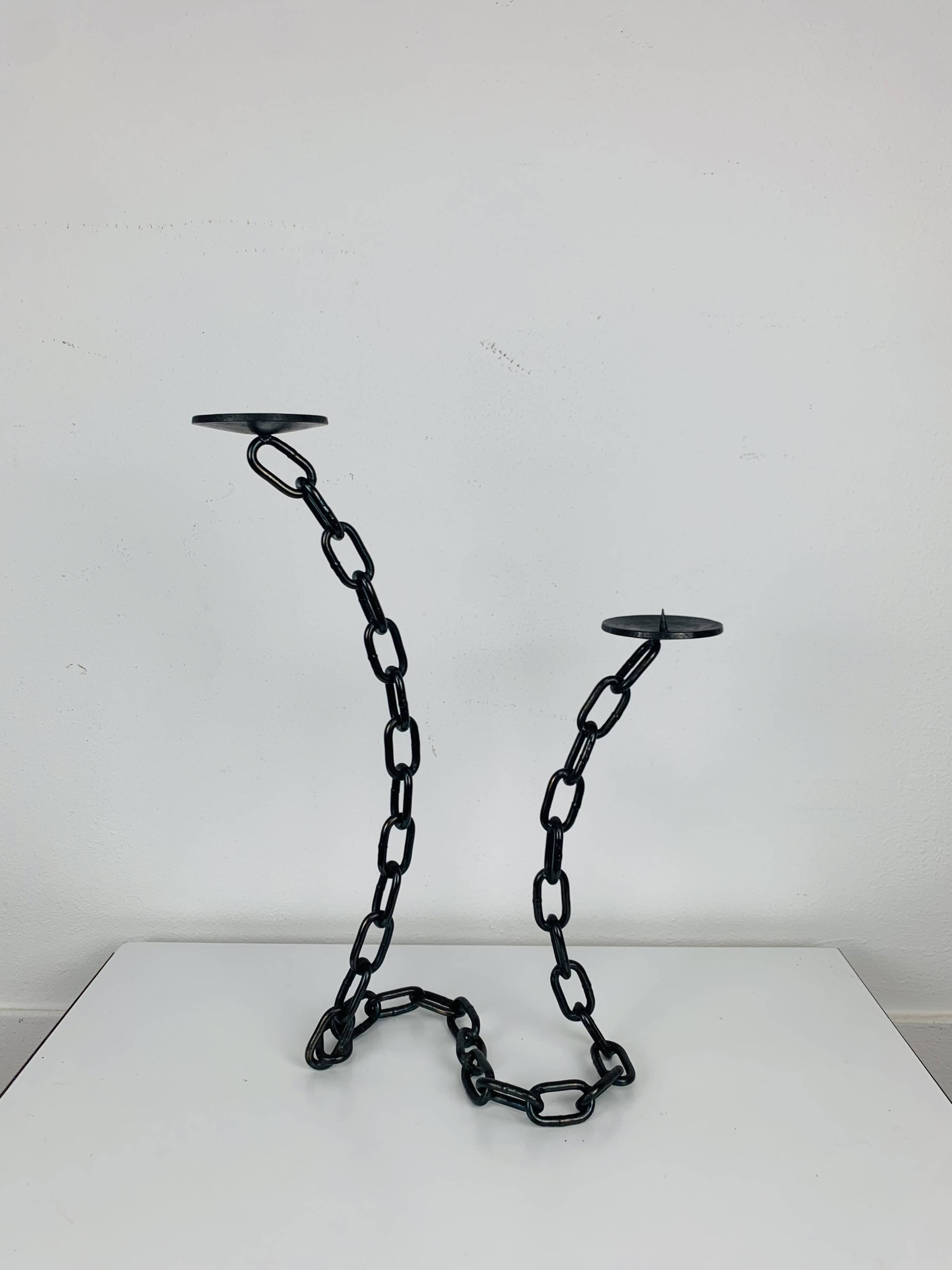 Brutalist and sculptural candle holder in wrought iron, chain links