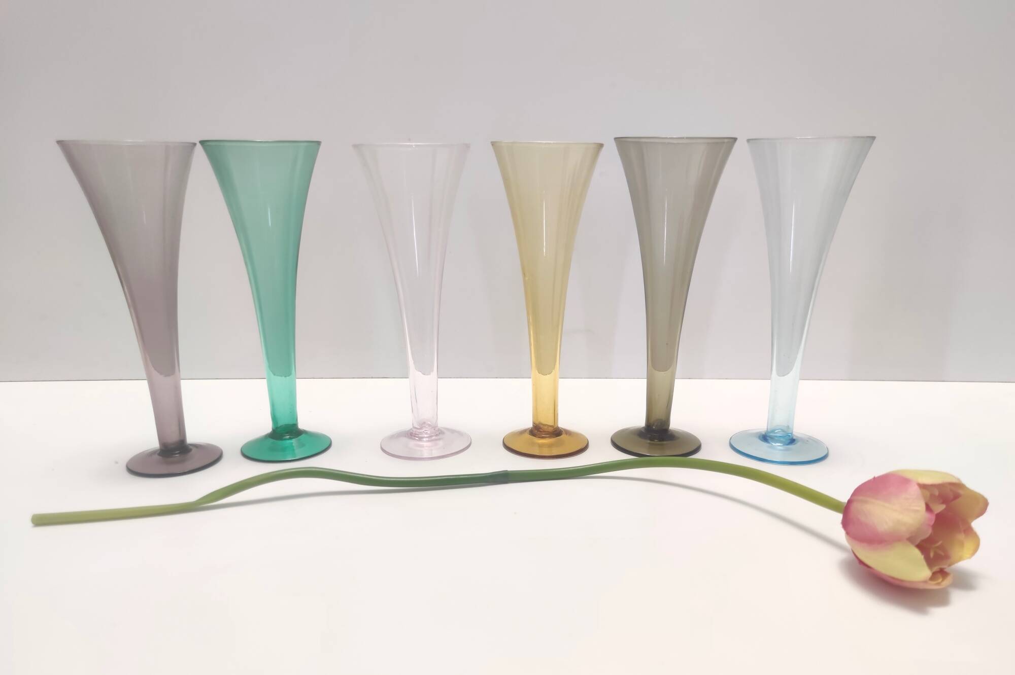 Ensemble vintage de six flûtes colorées en verre de Murano soufflé à la main, Italie