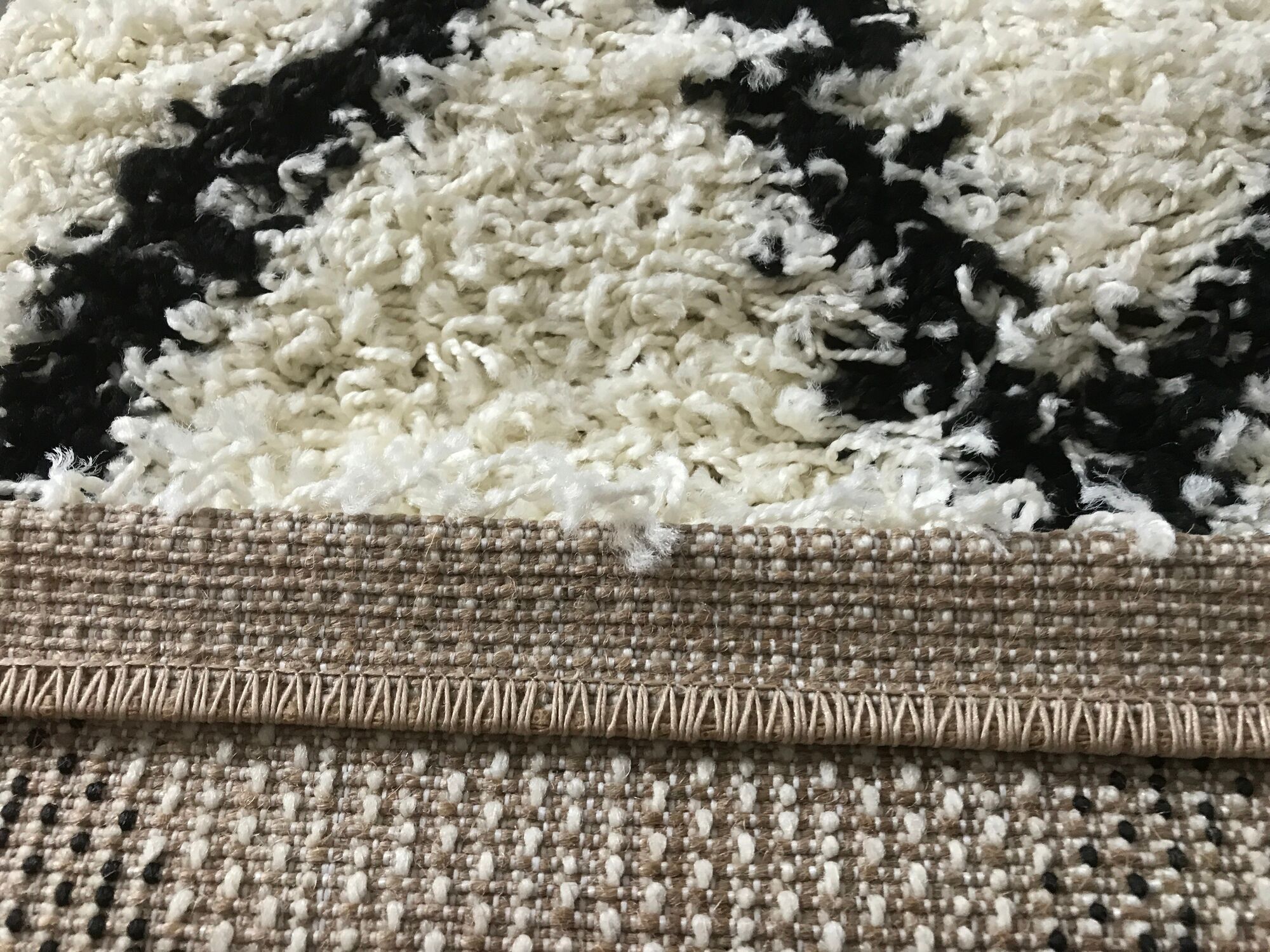 Tapis de style ethnique berbère écru et losange noir 80 x 140 cm