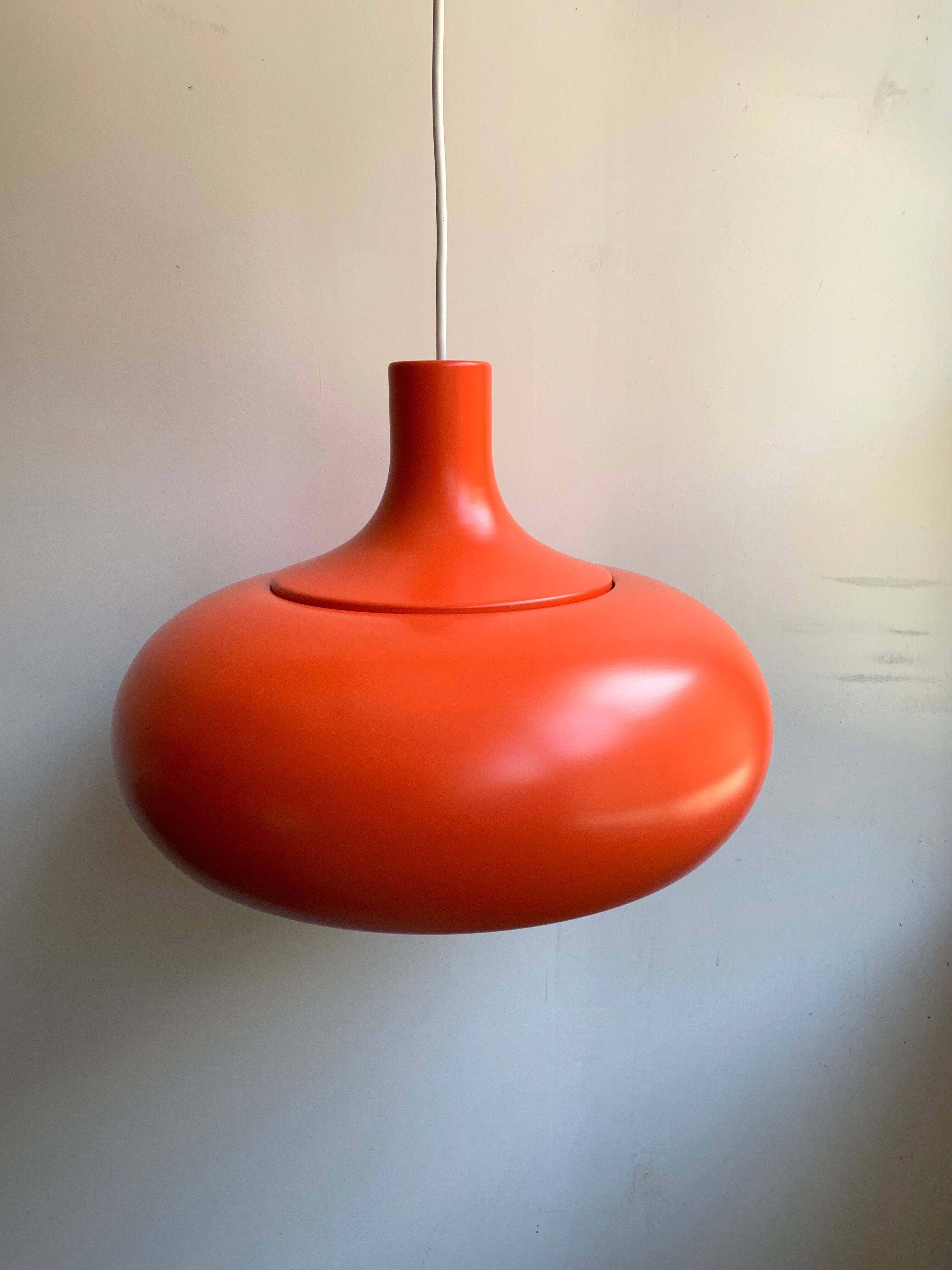 Suspension en métal orange