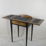 Table à écrire de style moderne, le plateau ouvrant à 2 tablettes latérales