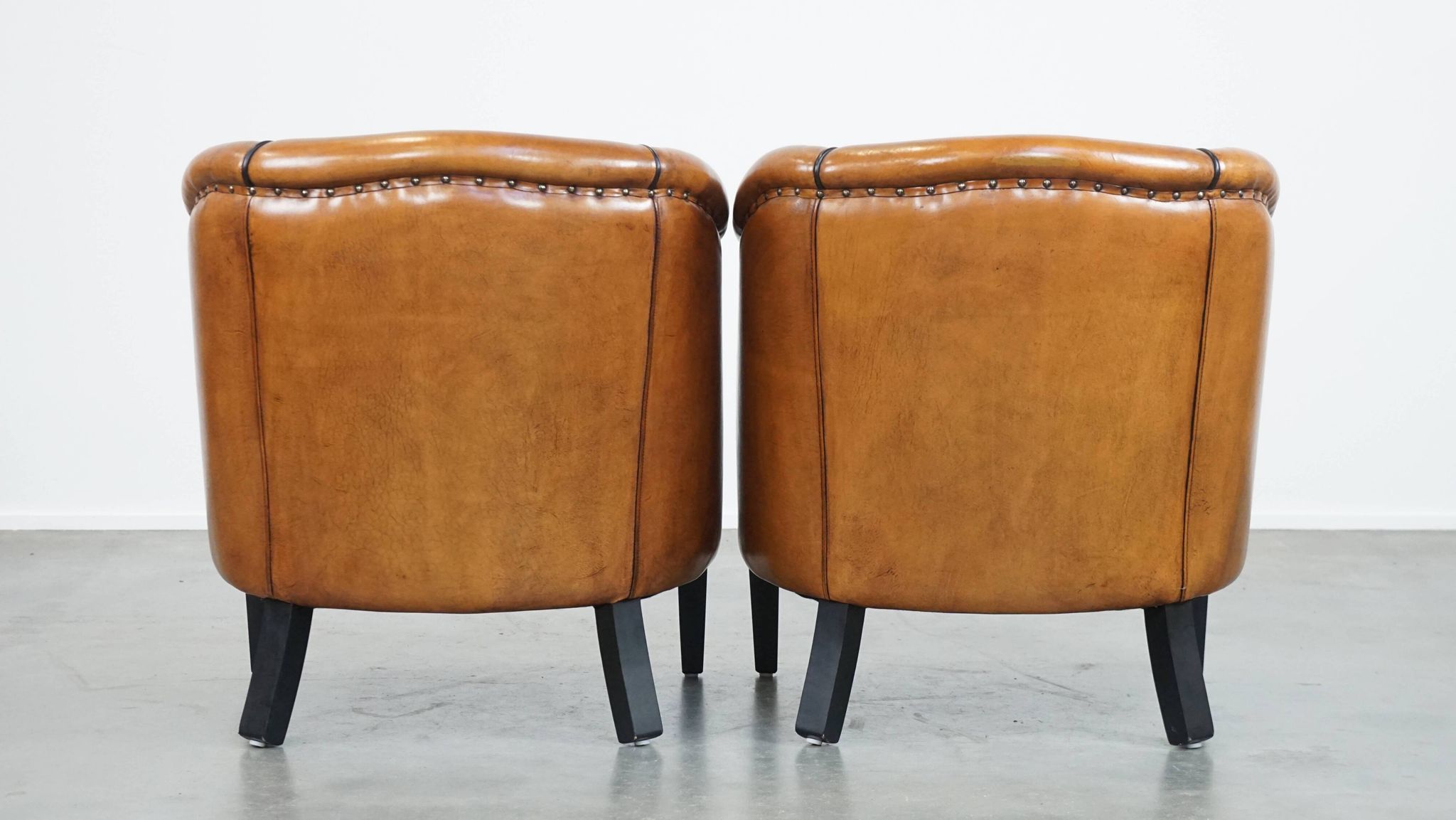 Set of 2 sheep leather club chairs finished with black piping