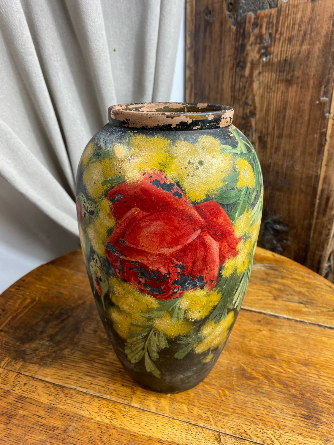 Vase en terre cuite au décor floral