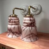 Paire d’appliques murales en opaline rose marbrée