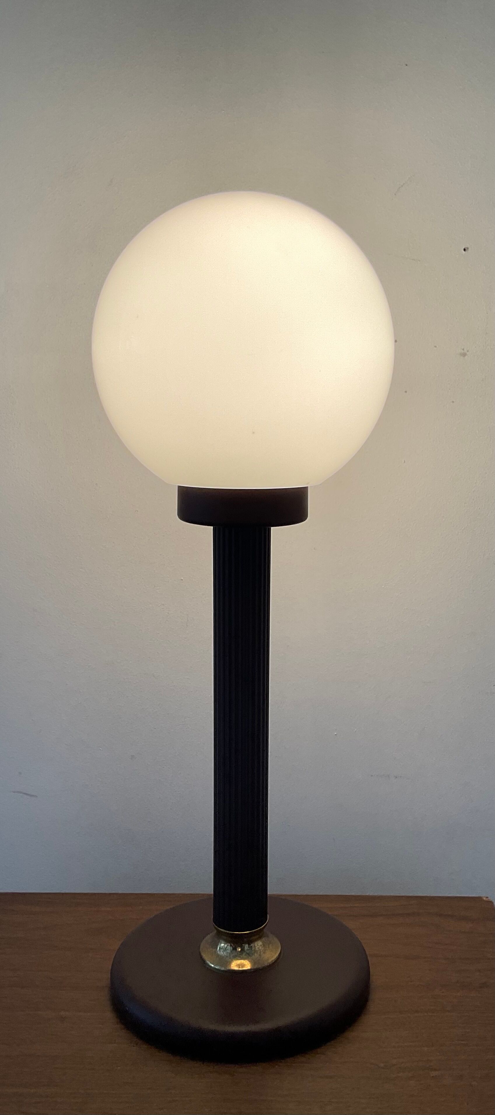 Lampe vintage des années 70 en métal et opaline