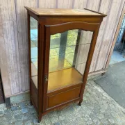 Louis XV style display cabinet in cherry wood with a mirrored back and glass shelves.