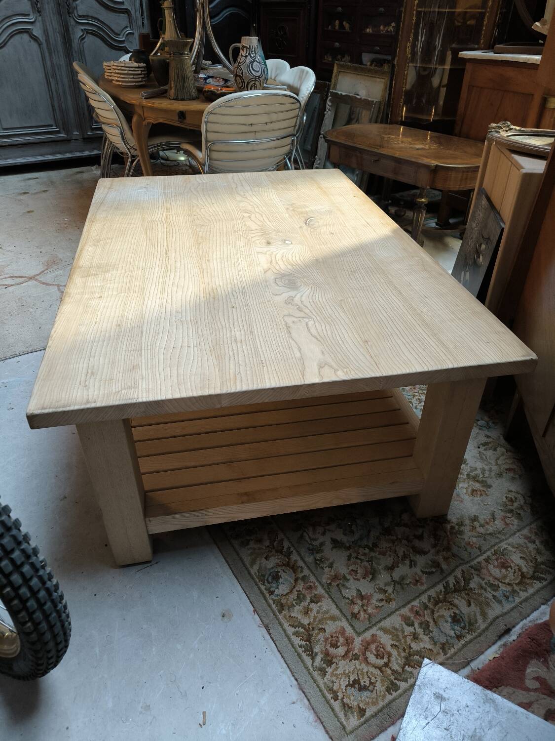 Table basse en frêne massif double plateau vers 1980