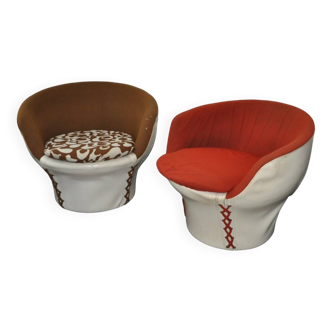 Set of 2 vintage 1970s tub chairs in brown, red, and white fabric with a enveloping silhouette.