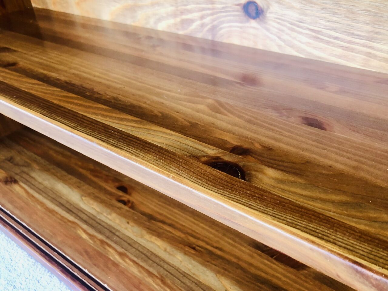 Étagère murale vintage avec portes coulissantes en plexiglass