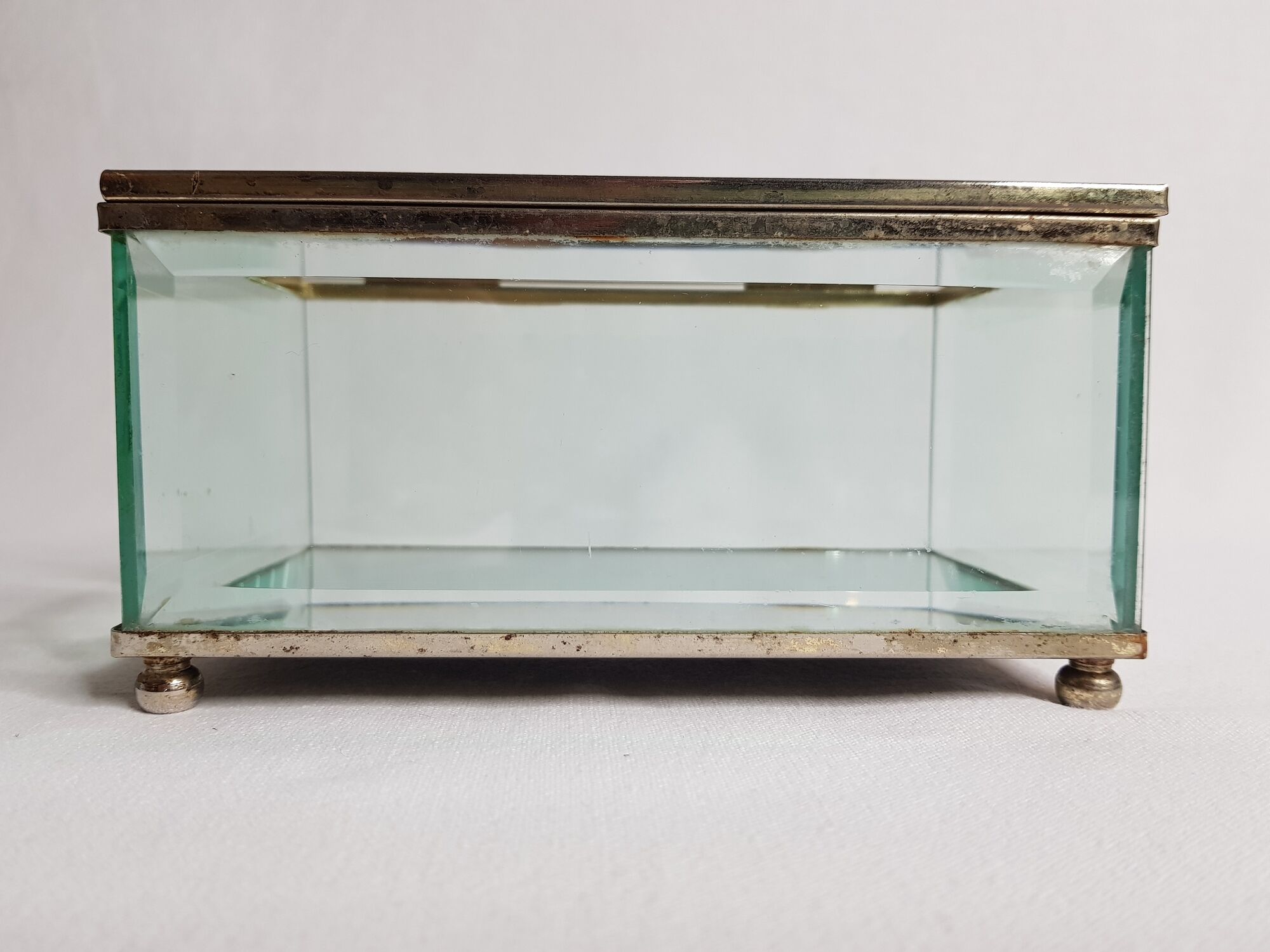 Jewelry box in bevelled glass and gold metal