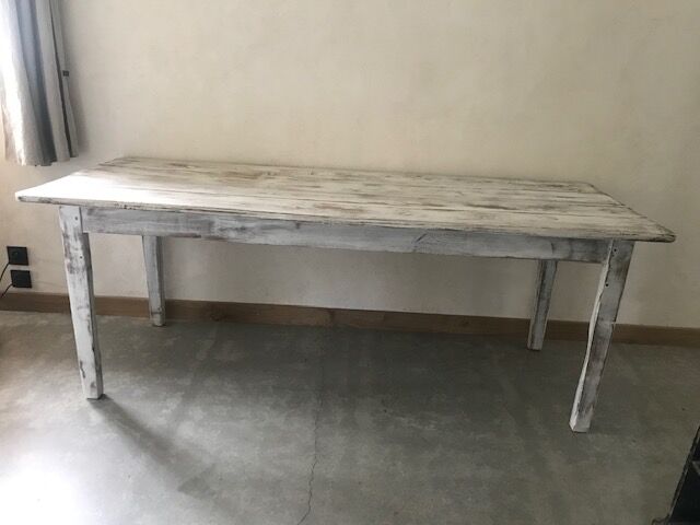 White patinated farmhouse table