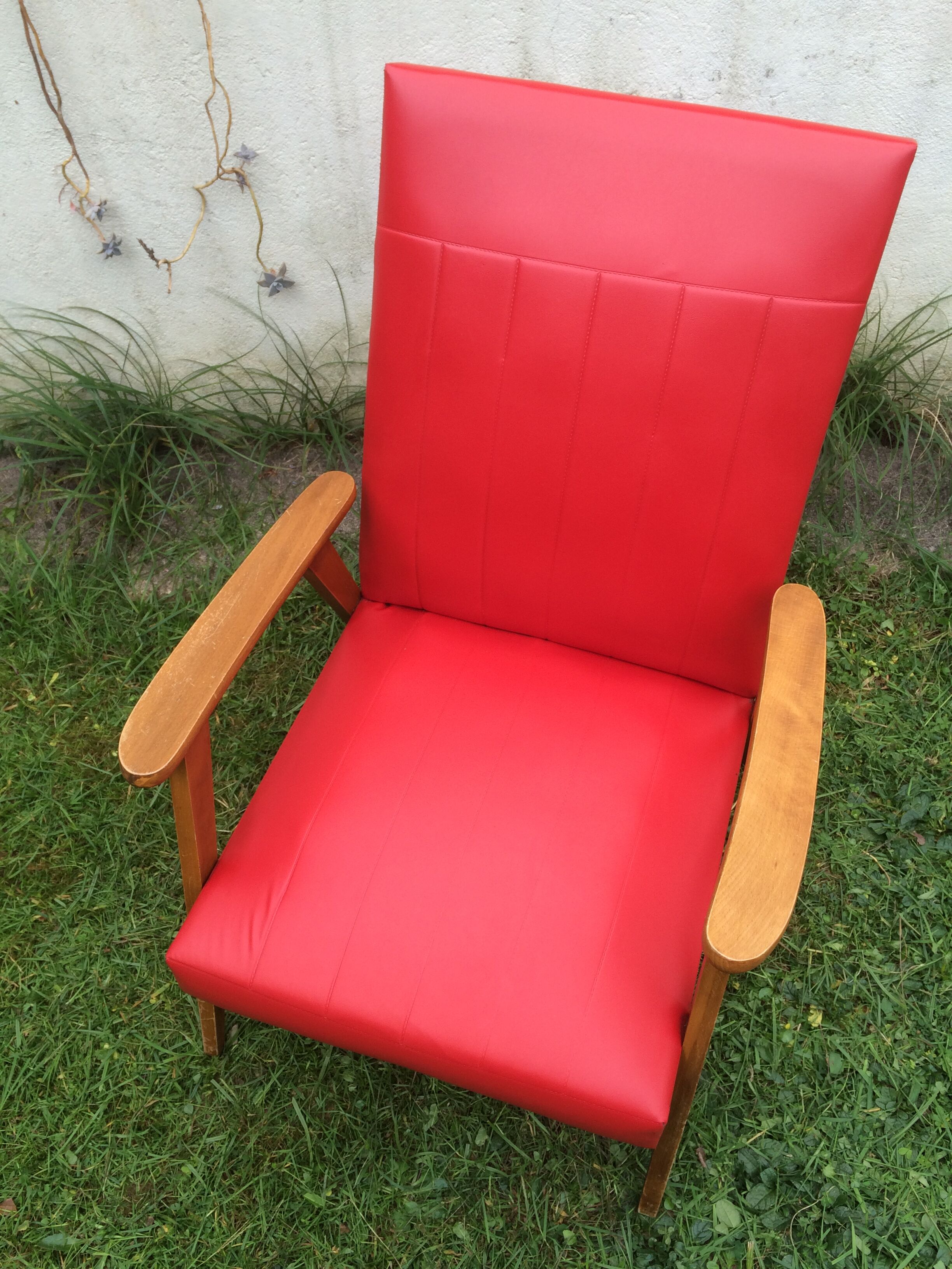 Pair of Scandinavian-style armchairs wood and red skai