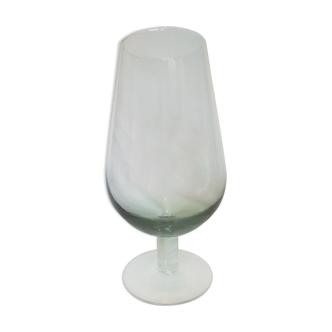 Vase en verre forme "grand verre a pied" .