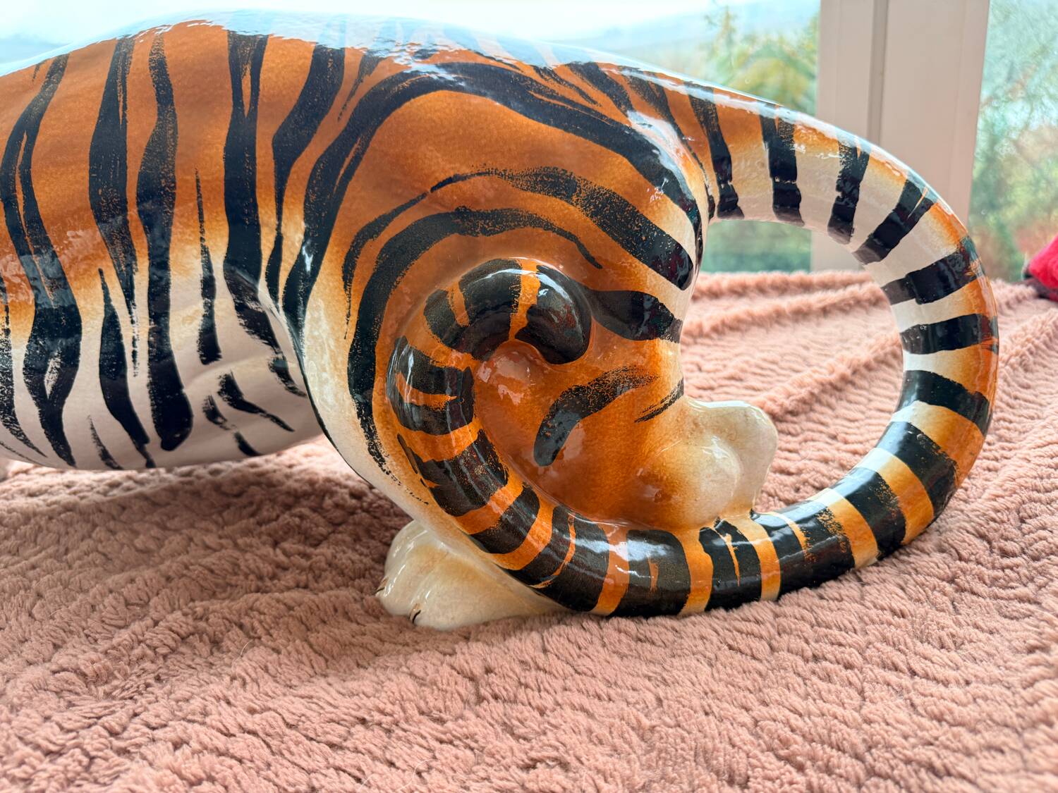 Tiger, Italian sculpture in glazed ceramic.