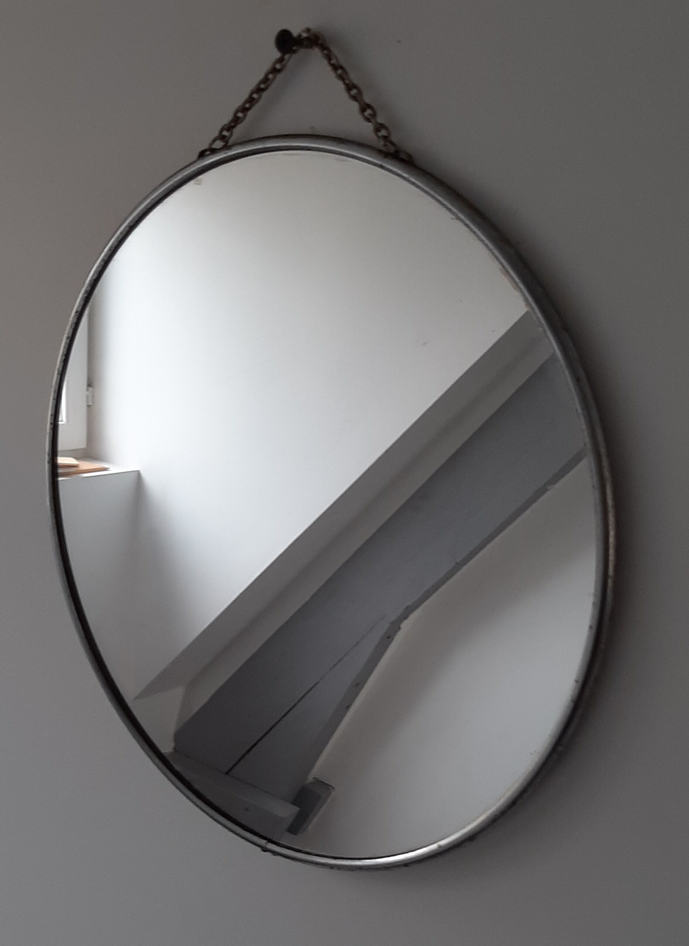 Round barber mirror with chain 29cm