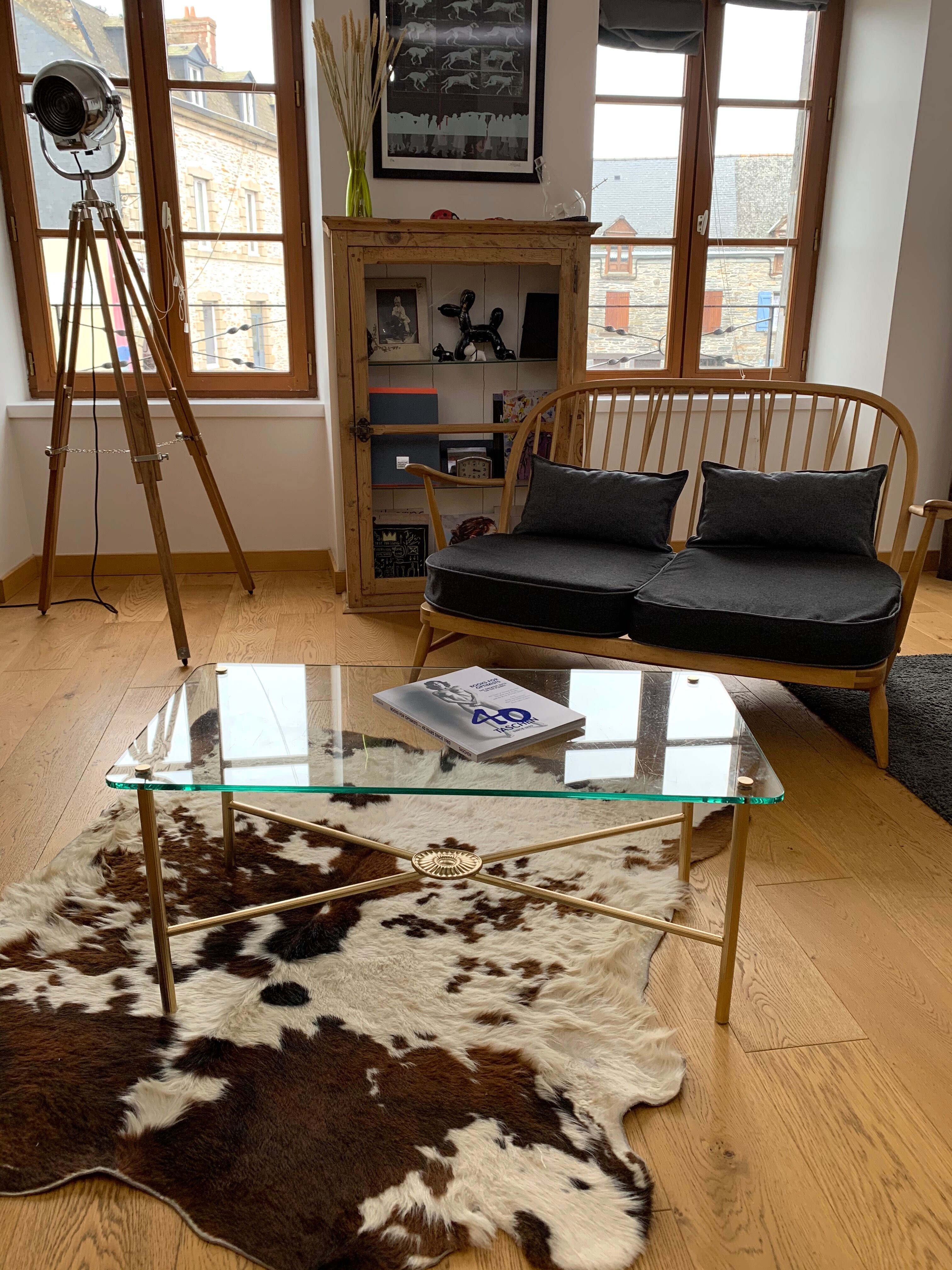 Table basse en verre avec structure métal doré
