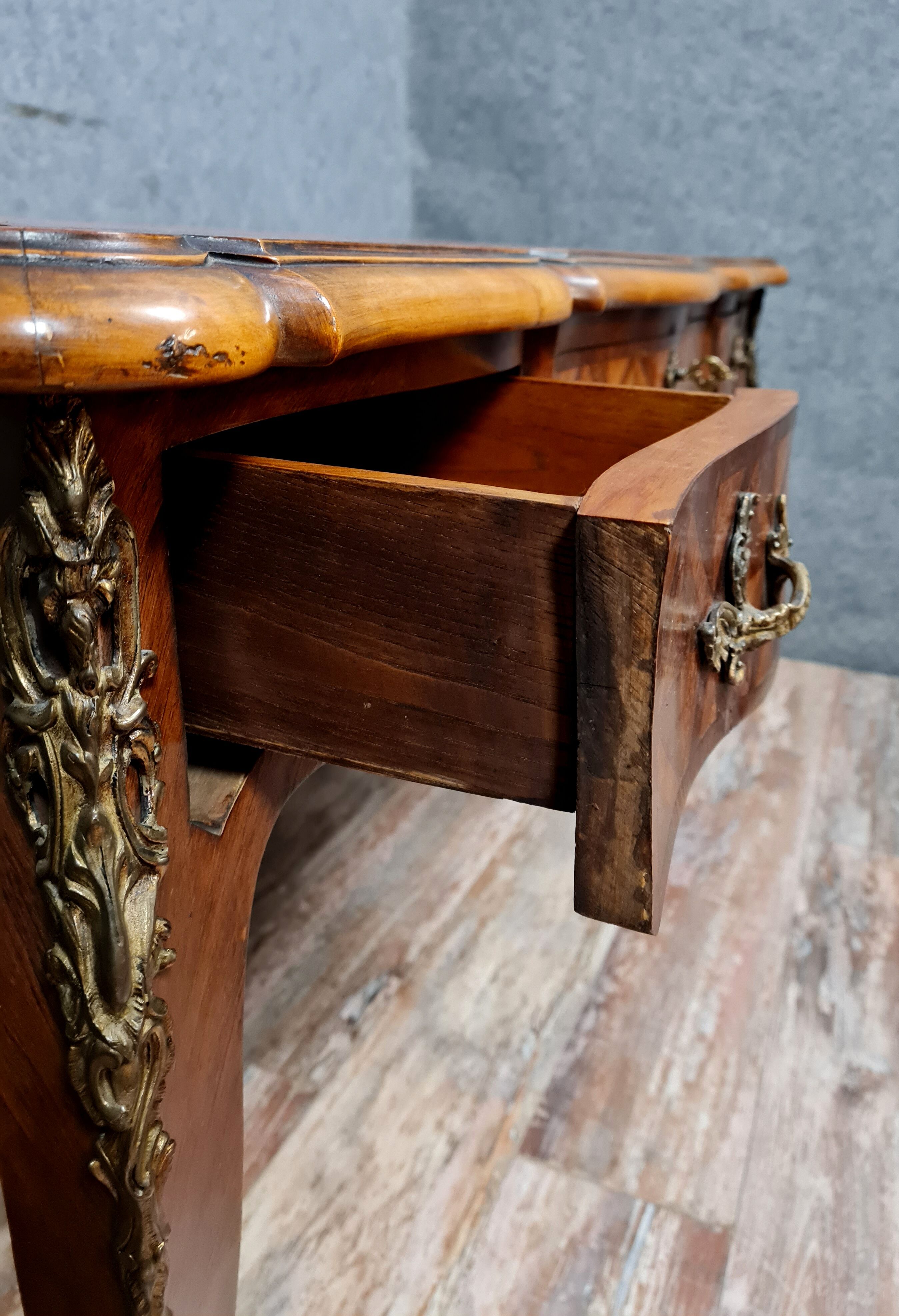 Bureau plat Louis XV a double face en marquèterie de bois précieux