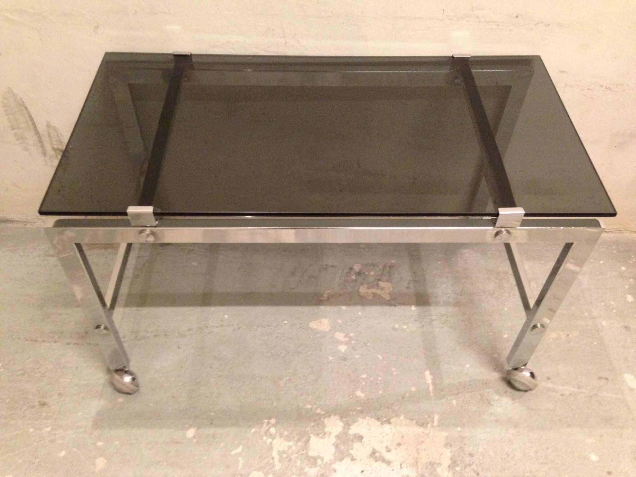 Table basse sur roulette 1970 chrome et verre fumé