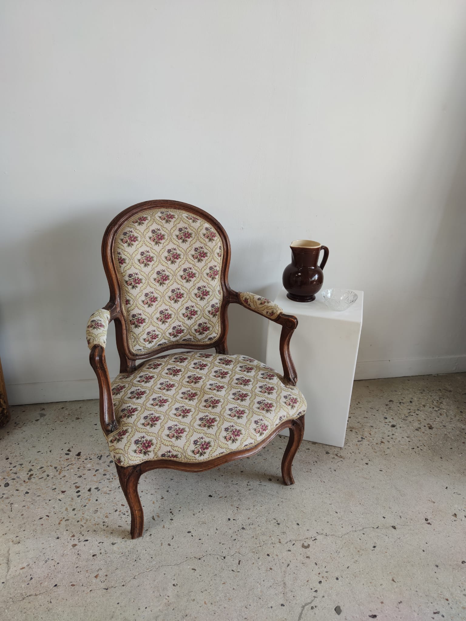 Fauteuil cabriolet de style Louis XVI garniture tapisserie fleurie