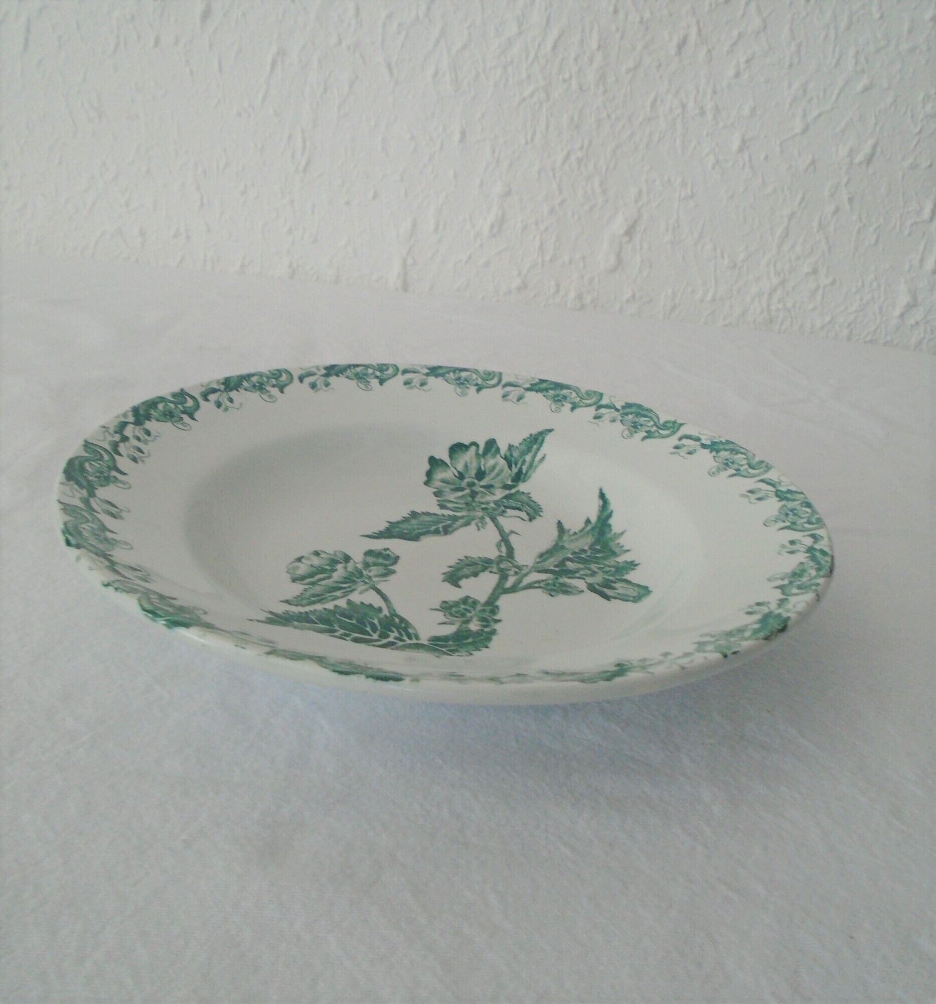 Plate saint amand green décor richelieu flower al . mb faience france