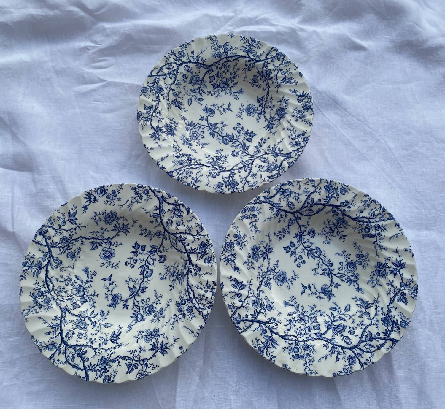 Set of 3 soup plates in English earthenware
