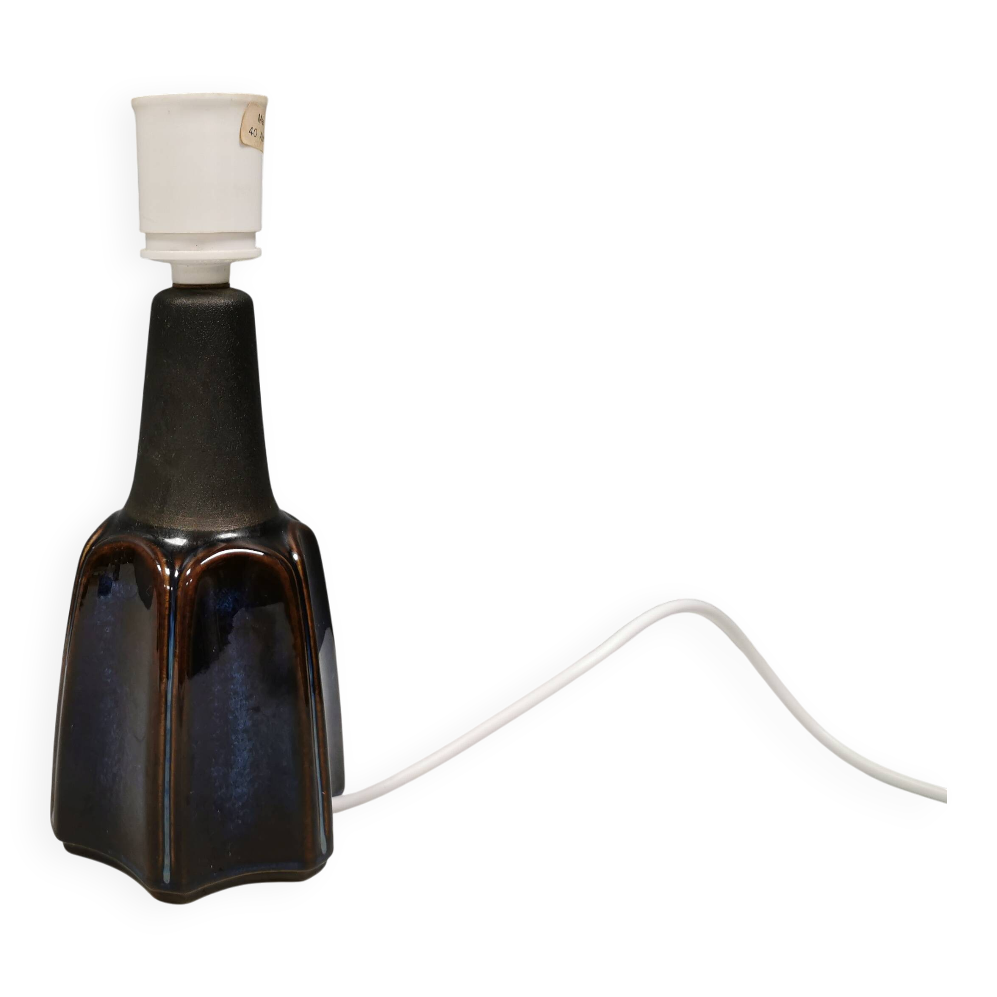 Petite et belle lampe de table en forme d'étoile de la marque danoise Søholm.