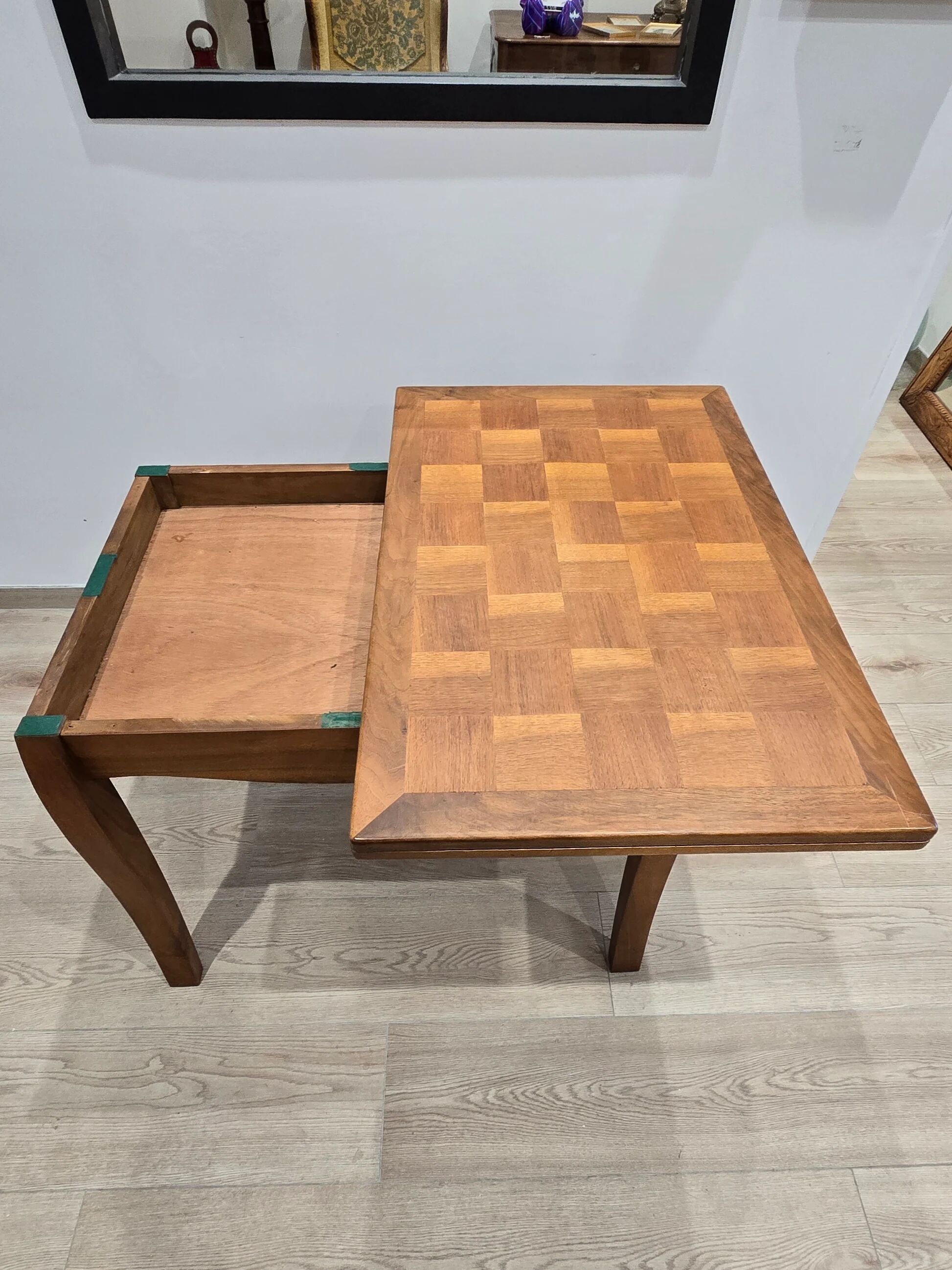 Table transformable vintage en bois de noyer et marqueterie