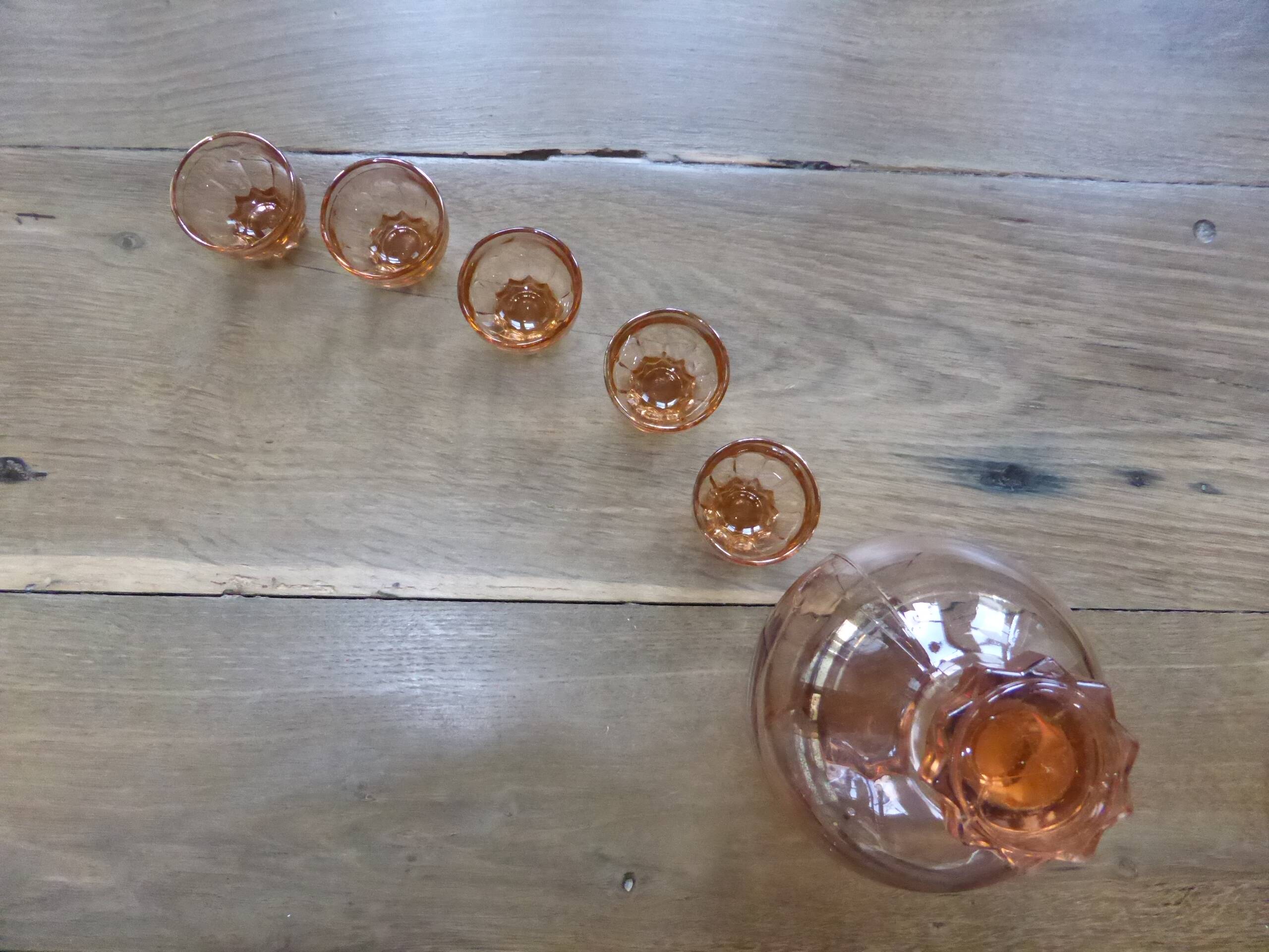 Carafe and 5 pink glass liqueur glasses with a gold rim 2008123