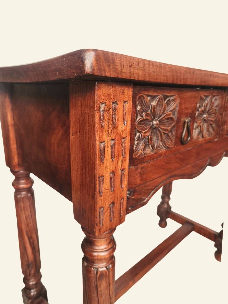 Castilian console table in carved walnut, early 20th century.