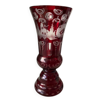 Vase en verre de boheme rouge rubis decor transparent rose rouge deco table