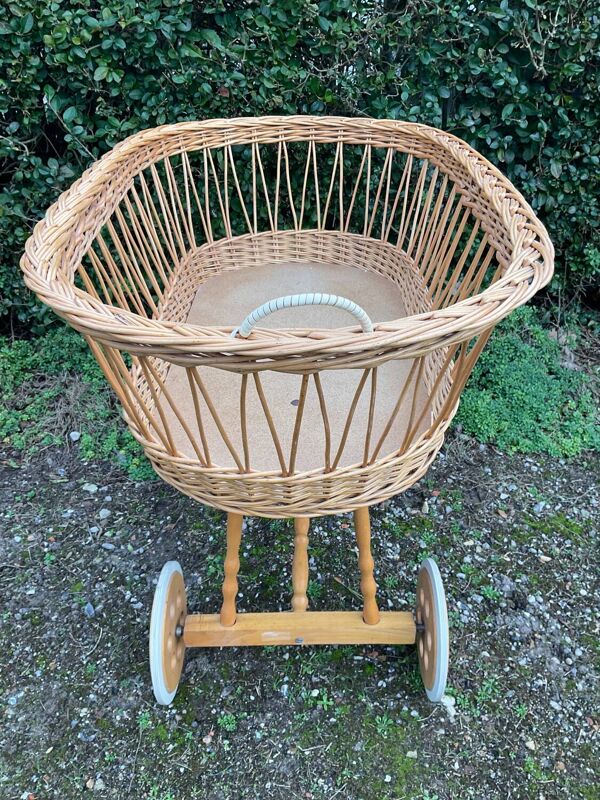 Berceau vintage en osier sur roulettes