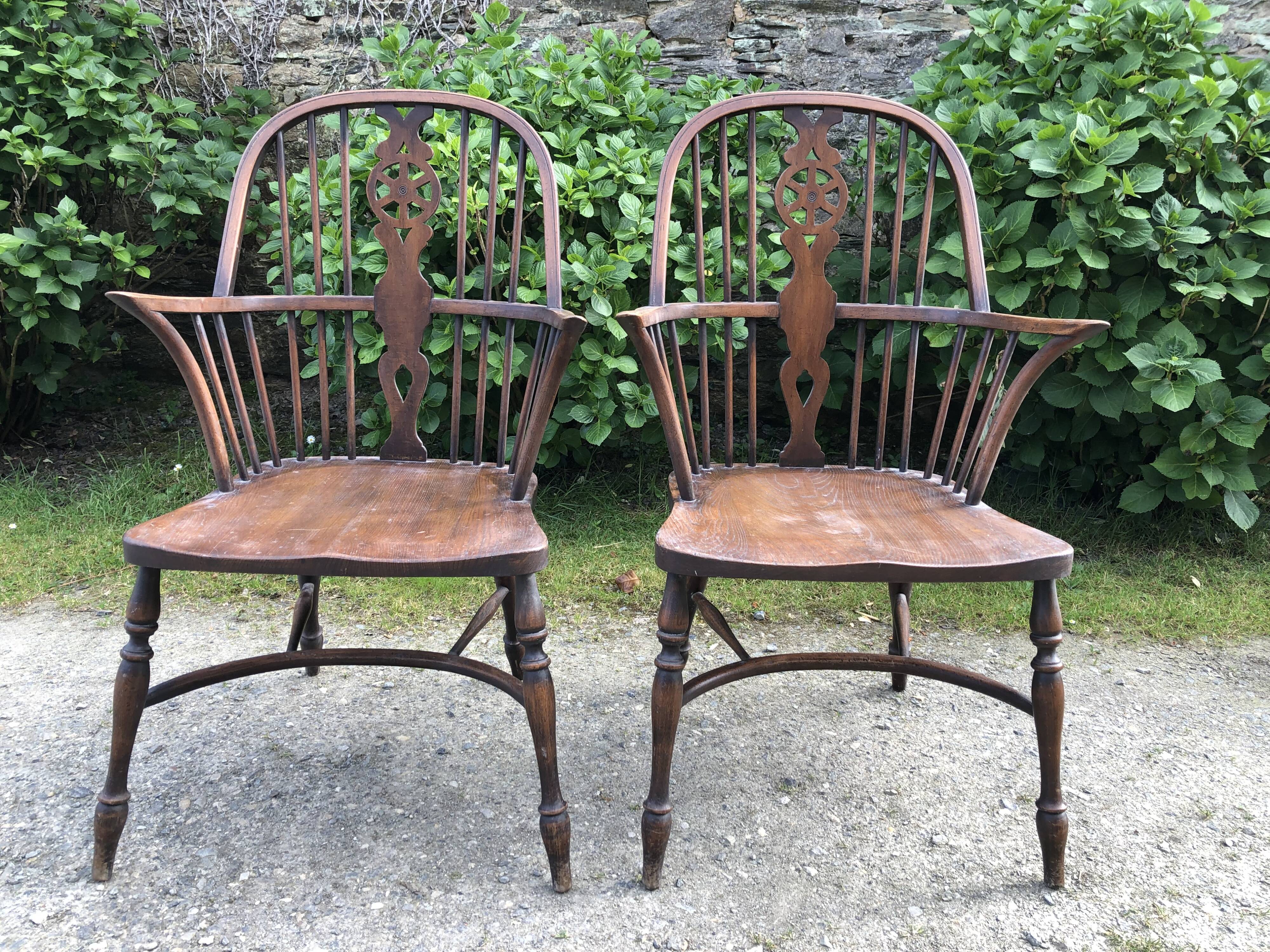 A pair of Windsor chairs in solid elm from the 1950s.