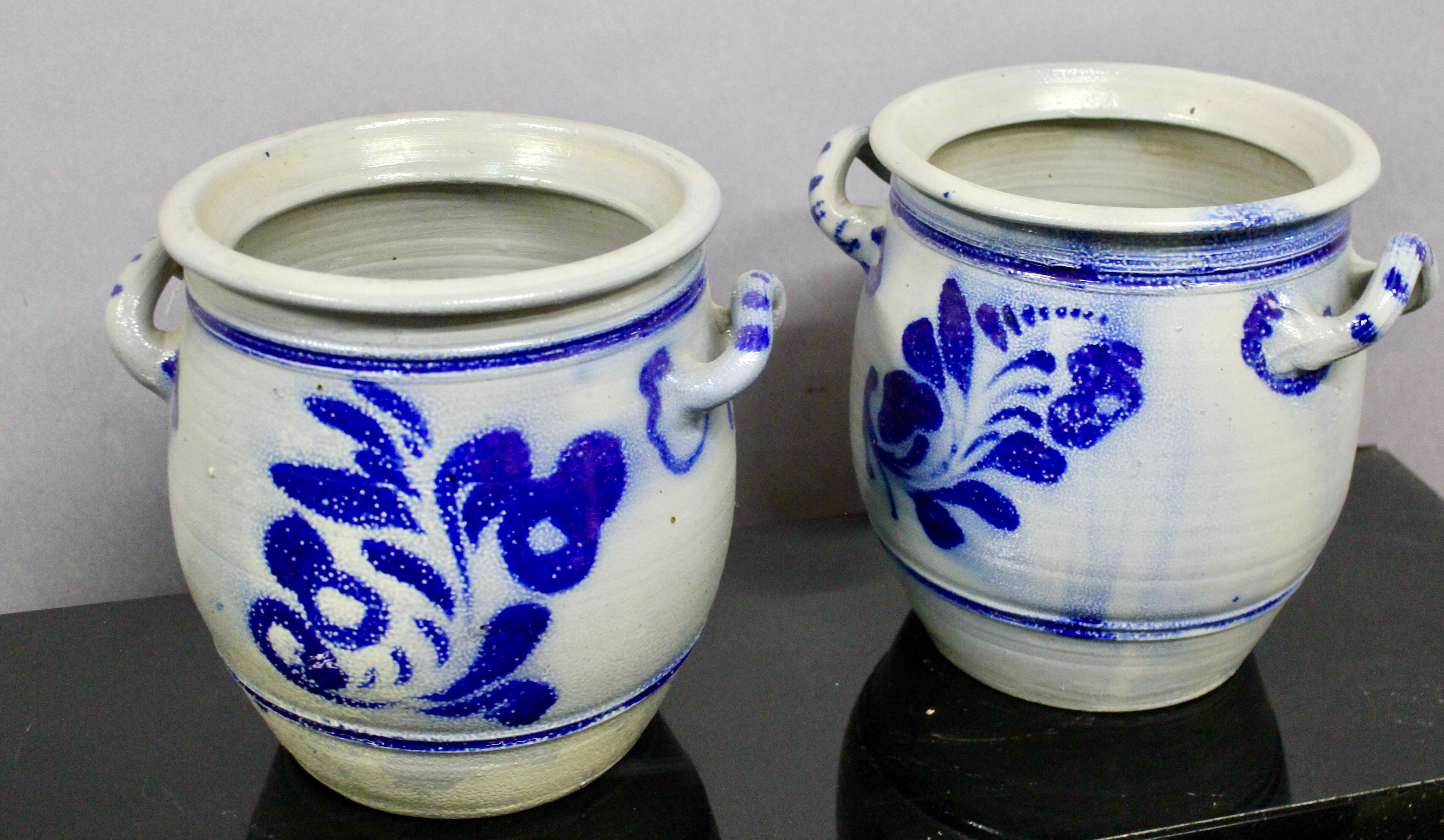 Paire de pots en grès émaillés au sel, gris et bleu