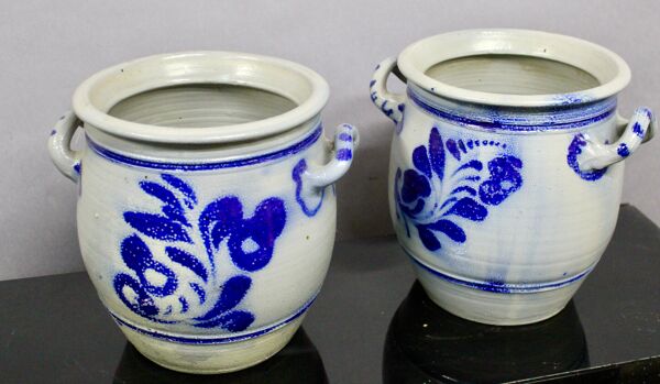 Paire de pots en grès émaillés au sel, gris et bleu