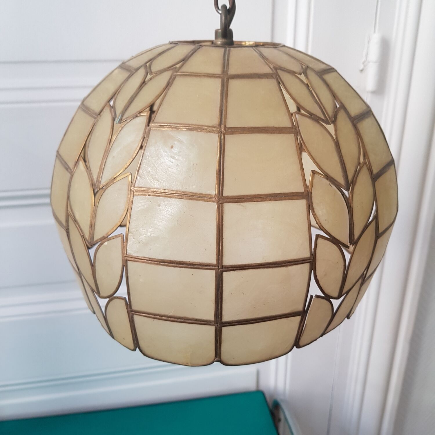 Mother-of-pearl and brass suspension