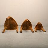 Ensemble sculptural de tables d'appoint gigognes en chêne massif, France années 1970