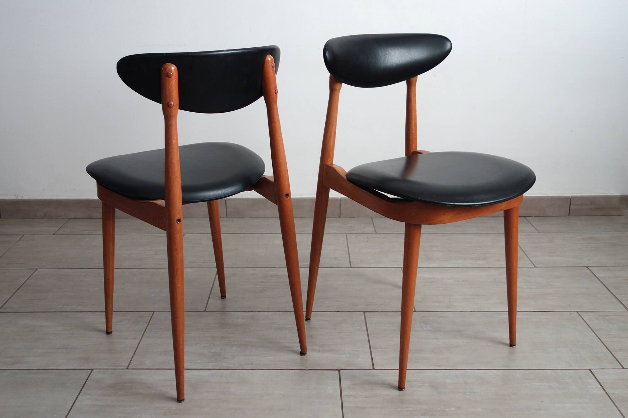 Paire de chaises modèle Licorne de chez Baumann