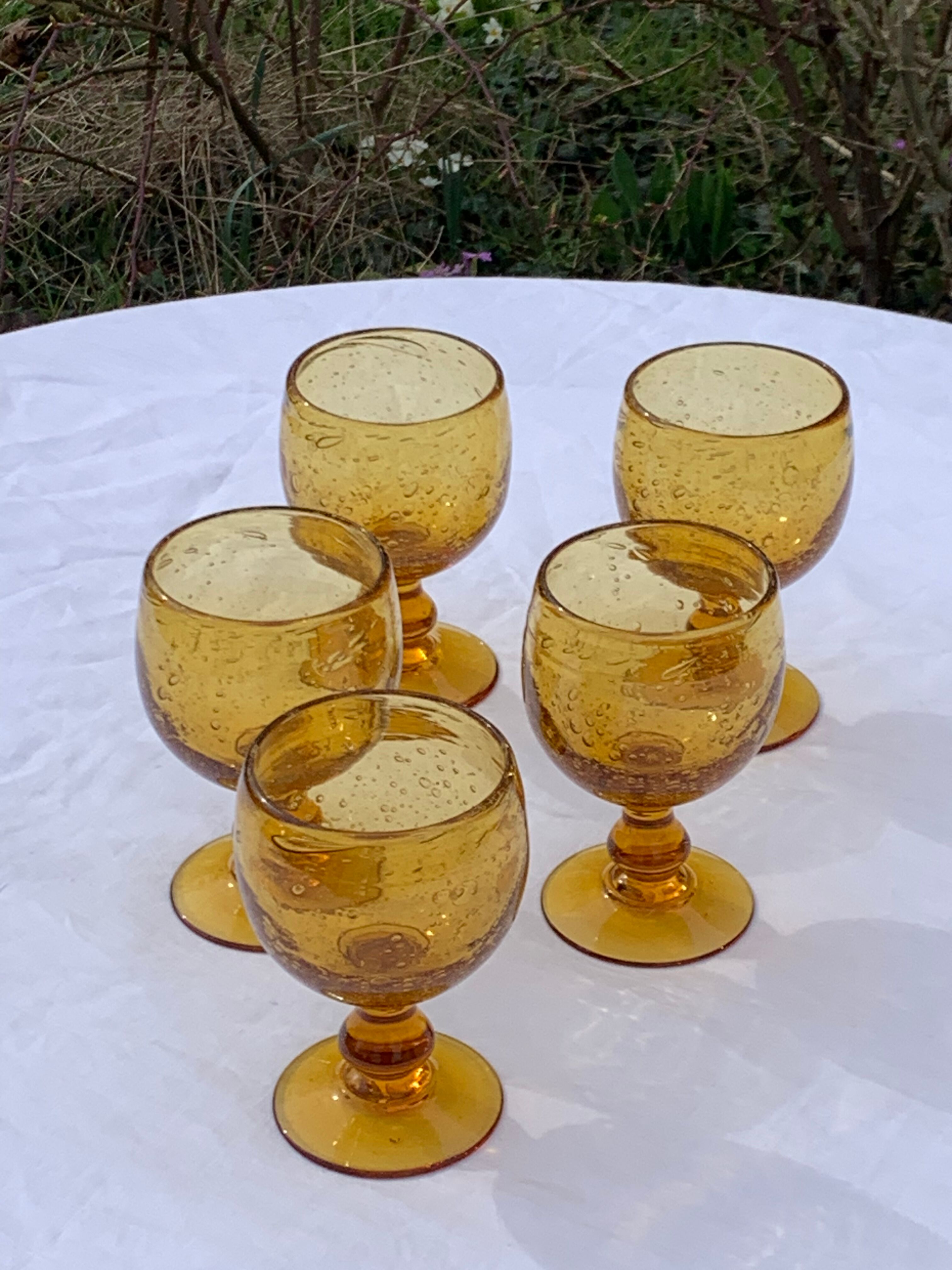 5 wine glasses in blown glass and vintage golden yellow bubble